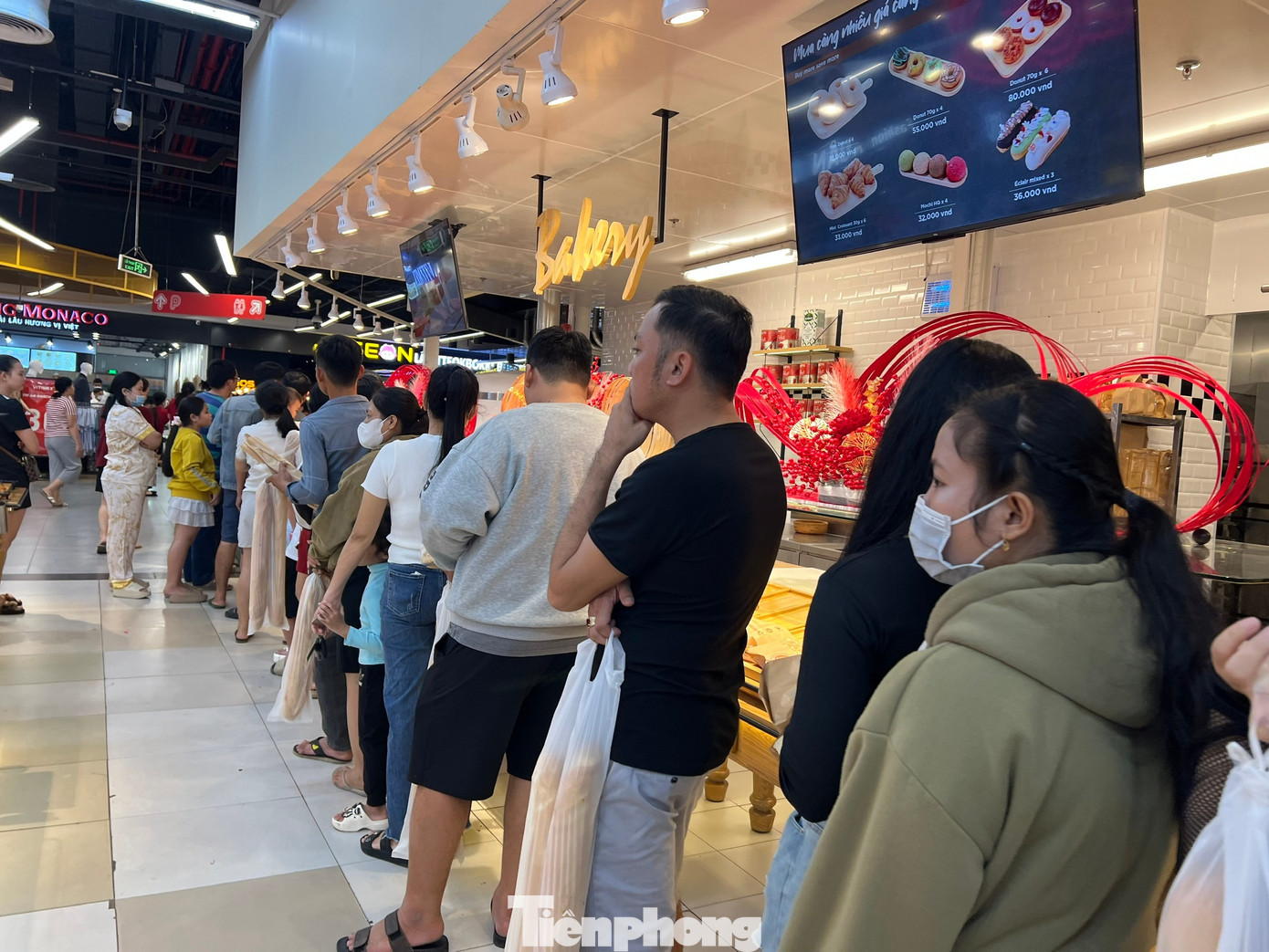 &lsquo;Biển người&rsquo; xếp h&agrave;ng d&agrave;i chờ ăn uống, mua sắm dịp nghỉ Tết Dương lịch- Ảnh 6.