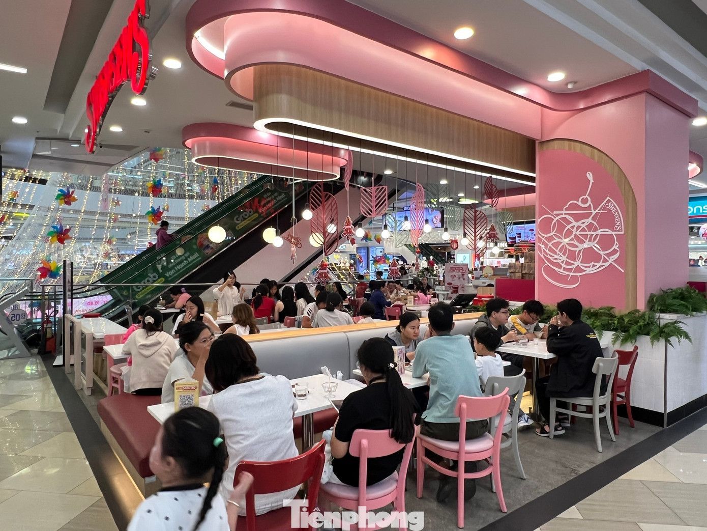 &lsquo;Biển người&rsquo; xếp h&agrave;ng d&agrave;i chờ ăn uống, mua sắm dịp nghỉ Tết Dương lịch- Ảnh 10.