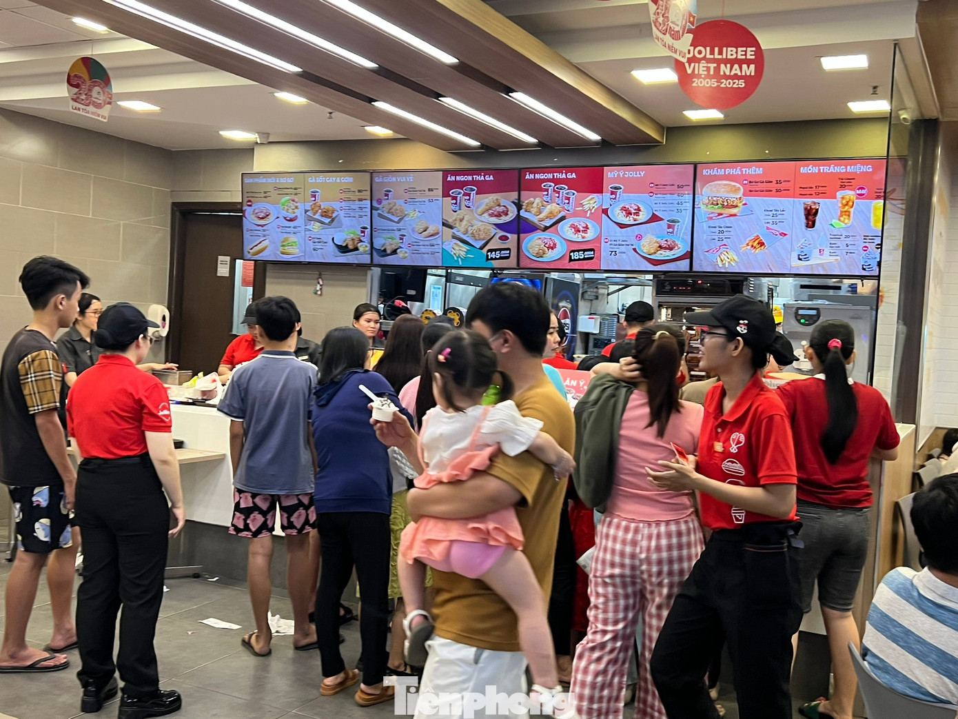 &lsquo;Biển người&rsquo; xếp h&agrave;ng d&agrave;i chờ ăn uống, mua sắm dịp nghỉ Tết Dương lịch- Ảnh 2.