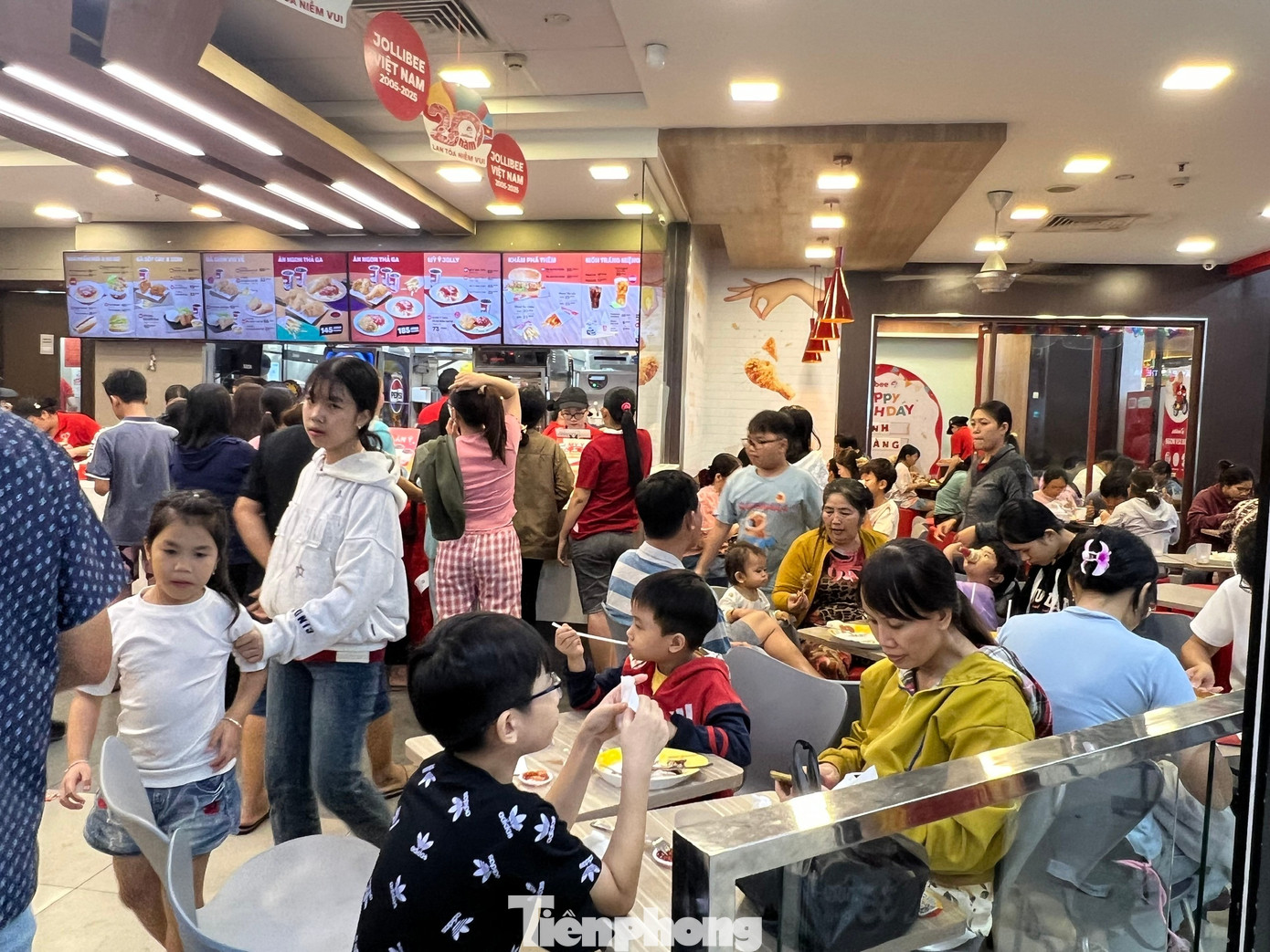 &lsquo;Biển người&rsquo; xếp h&agrave;ng d&agrave;i chờ ăn uống, mua sắm dịp nghỉ Tết Dương lịch- Ảnh 11.