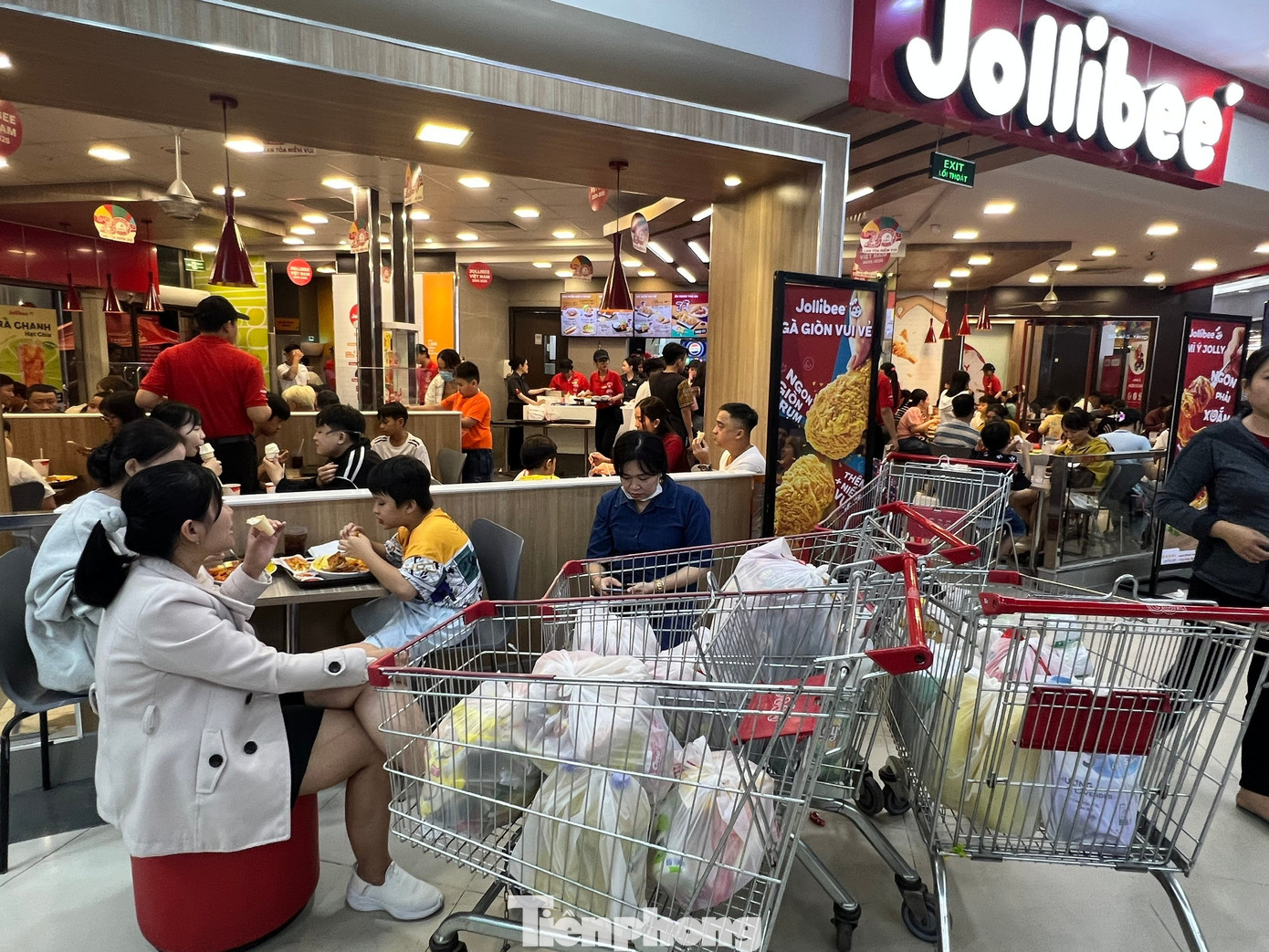 &lsquo;Biển người&rsquo; xếp h&agrave;ng d&agrave;i chờ ăn uống, mua sắm dịp nghỉ Tết Dương lịch- Ảnh 15.