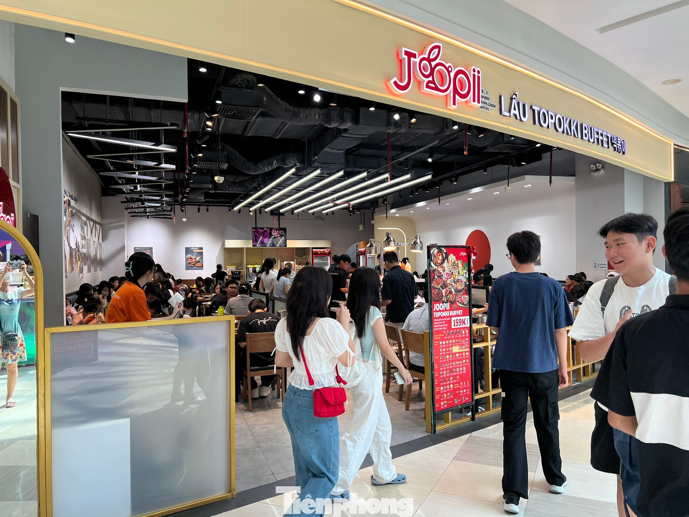 &lsquo;Biển người&rsquo; xếp h&agrave;ng d&agrave;i chờ ăn uống, mua sắm dịp nghỉ Tết Dương lịch- Ảnh 13.