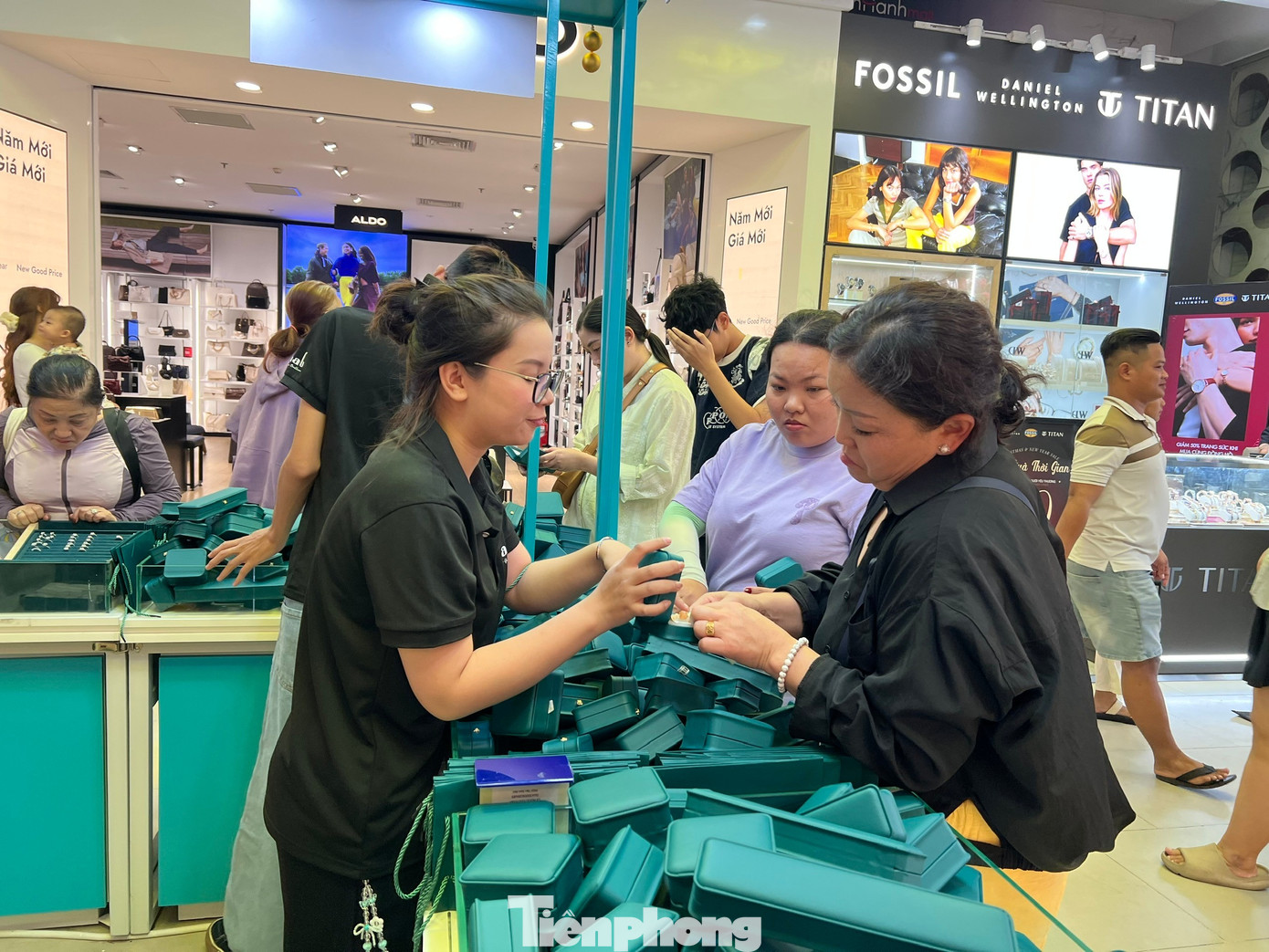 &lsquo;Biển người&rsquo; xếp h&agrave;ng d&agrave;i chờ ăn uống, mua sắm dịp nghỉ Tết Dương lịch- Ảnh 18.