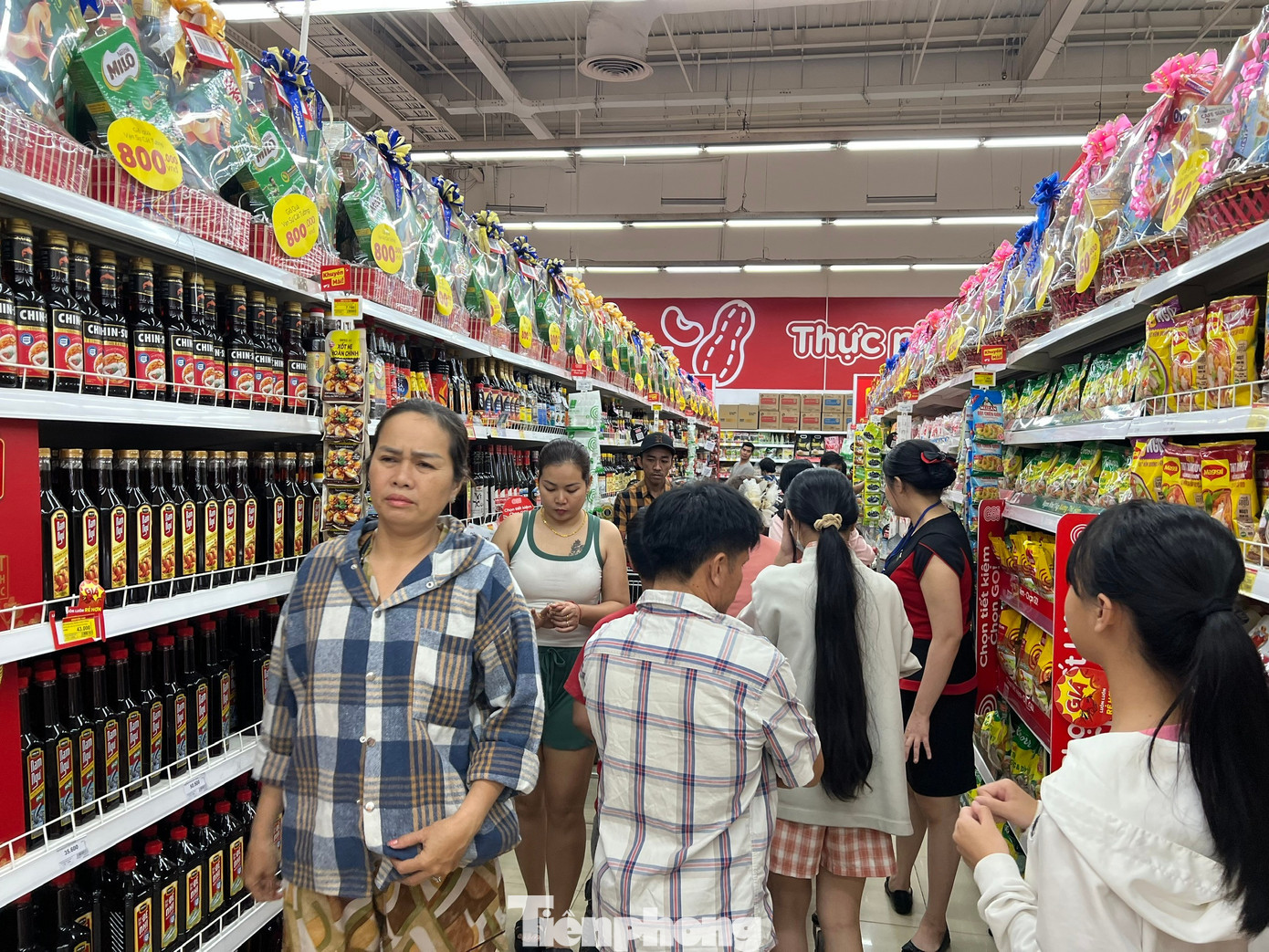 &lsquo;Biển người&rsquo; xếp h&agrave;ng d&agrave;i chờ ăn uống, mua sắm dịp nghỉ Tết Dương lịch- Ảnh 19.