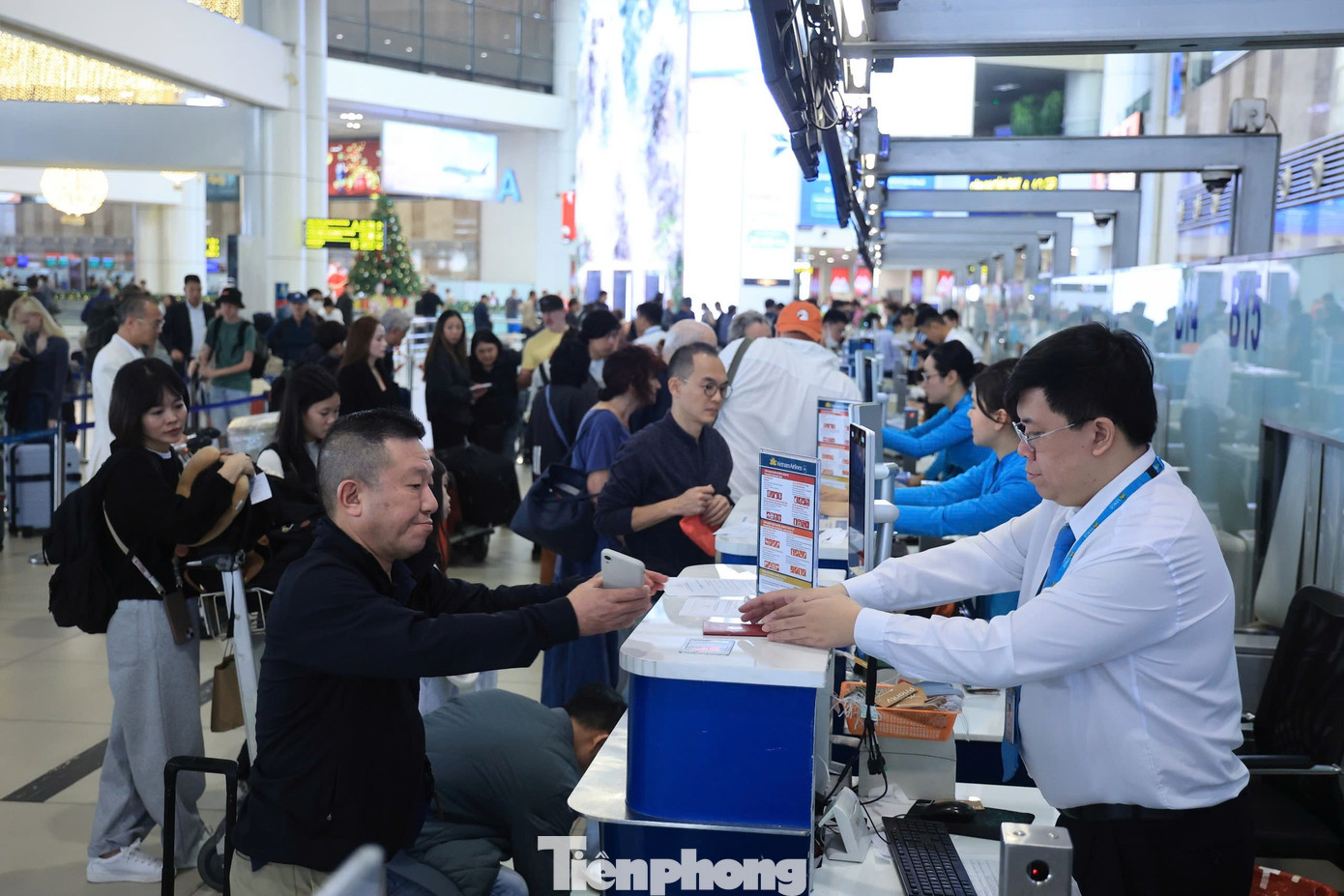 Lượng kh&aacute;ch kỷ lục qua s&acirc;n bay Nội B&agrave;i h&ocirc;m nay- Ảnh 9.