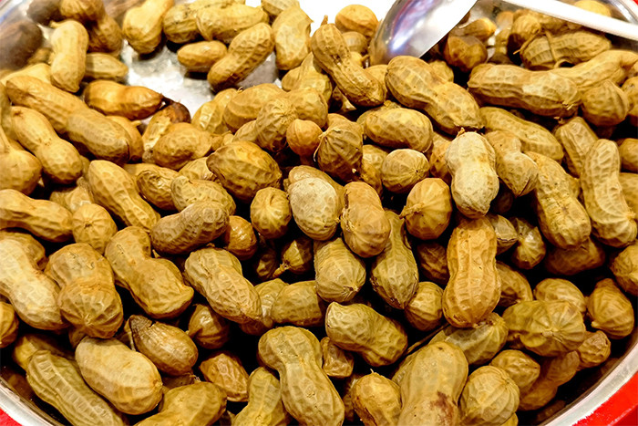 Luộc lạc chỉ cho muối chưa đủ, l&agrave;m c&aacute;ch n&agrave;y lạc sẽ ngọt mềm, kh&ocirc;ng th&acirc;m đen- Ảnh 1.