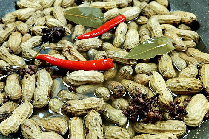 Luộc lạc chỉ cho muối chưa đủ, l&agrave;m c&aacute;ch n&agrave;y lạc sẽ ngọt mềm, kh&ocirc;ng th&acirc;m đen- Ảnh 3.