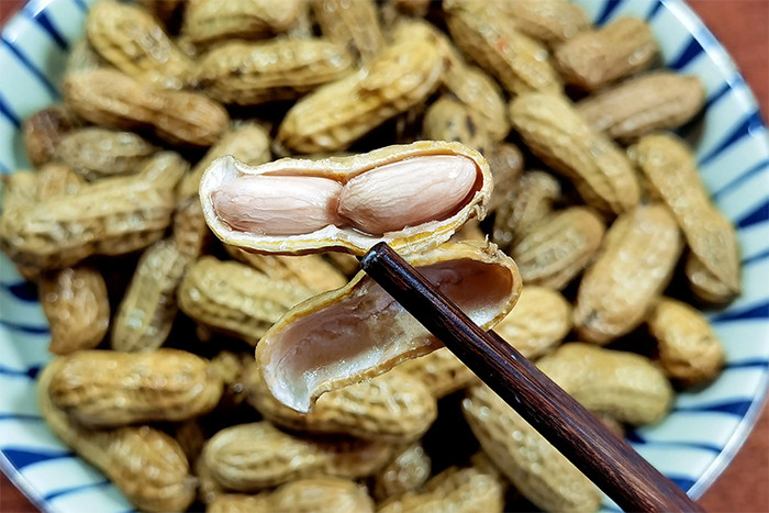 Luộc lạc chỉ cho muối chưa đủ, l&agrave;m c&aacute;ch n&agrave;y lạc sẽ ngọt mềm, kh&ocirc;ng th&acirc;m đen- Ảnh 5.