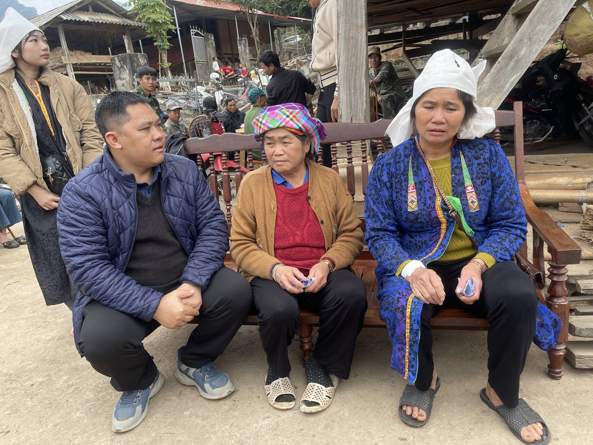 Bé 3 tuổi tử vong, 5 người nhập viện nghi ngộ độc thực phẩm- Ảnh 1. img