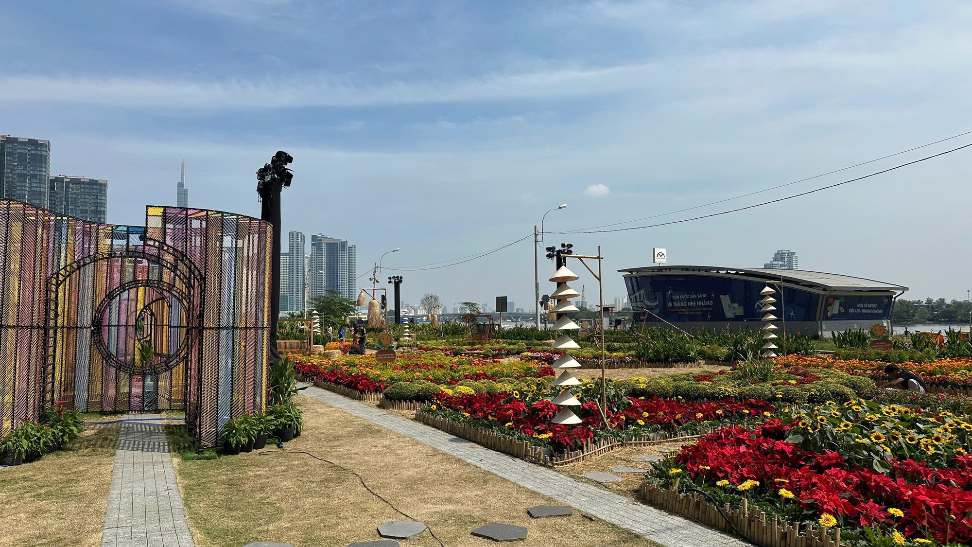 T&ograve;a nh&agrave; cao thứ 3 TP.HCM lập tức so&aacute;n ng&ocirc;i đ&ocirc;ng kh&aacute;ch nhất dịp lễ nhờ tung vườn hoa Tết khổng lồ- Ảnh 13.