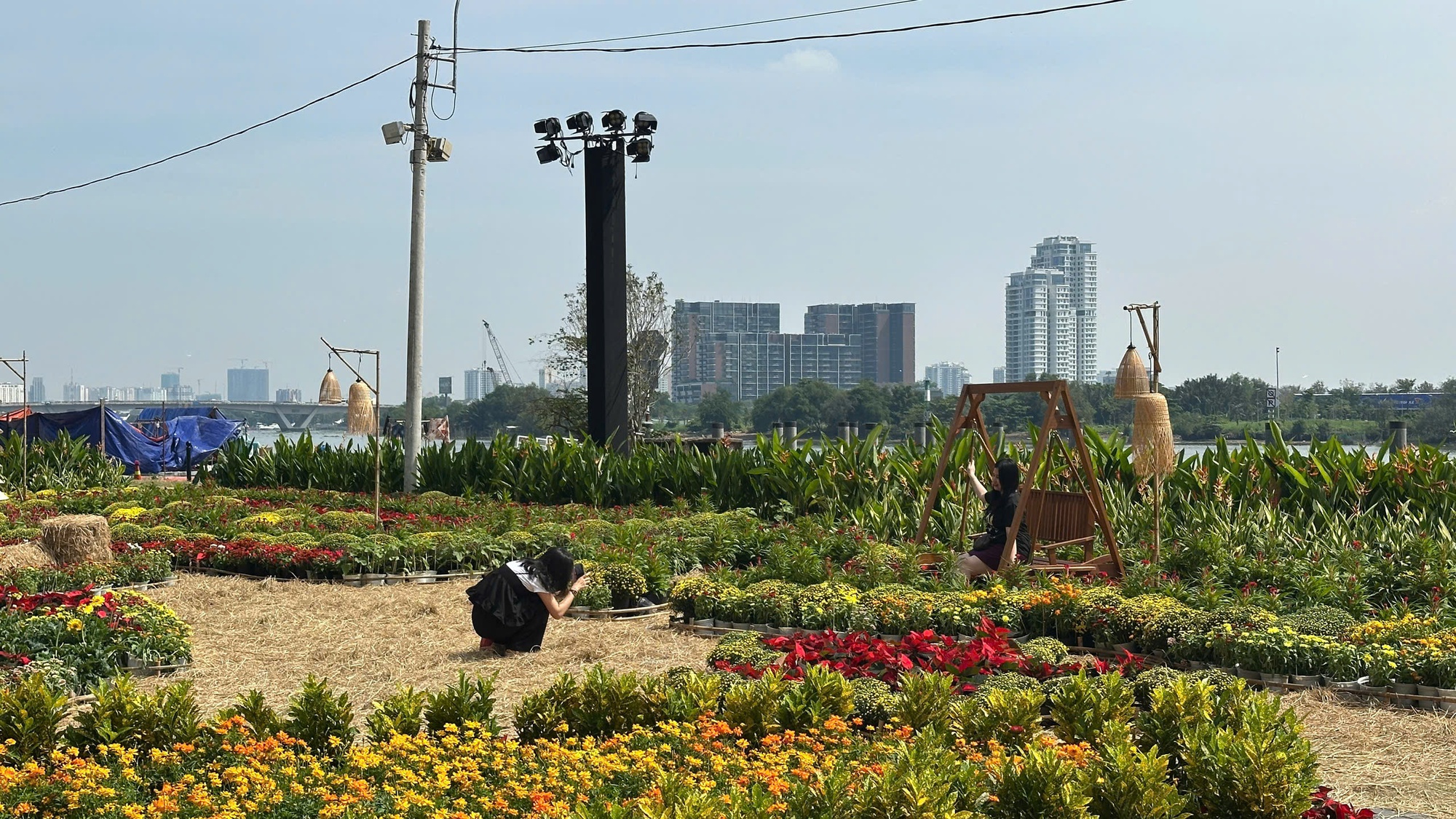 T&ograve;a nh&agrave; cao thứ 3 TP.HCM lập tức so&aacute;n ng&ocirc;i đ&ocirc;ng kh&aacute;ch nhất dịp lễ nhờ tung vườn hoa Tết khổng lồ- Ảnh 15.