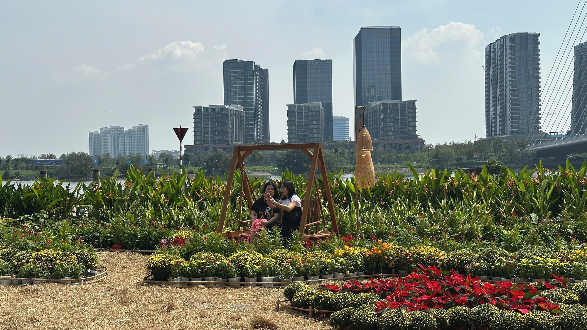 T&ograve;a nh&agrave; cao thứ 3 TP.HCM lập tức so&aacute;n ng&ocirc;i đ&ocirc;ng kh&aacute;ch nhất dịp lễ nhờ tung vườn hoa Tết khổng lồ- Ảnh 17.