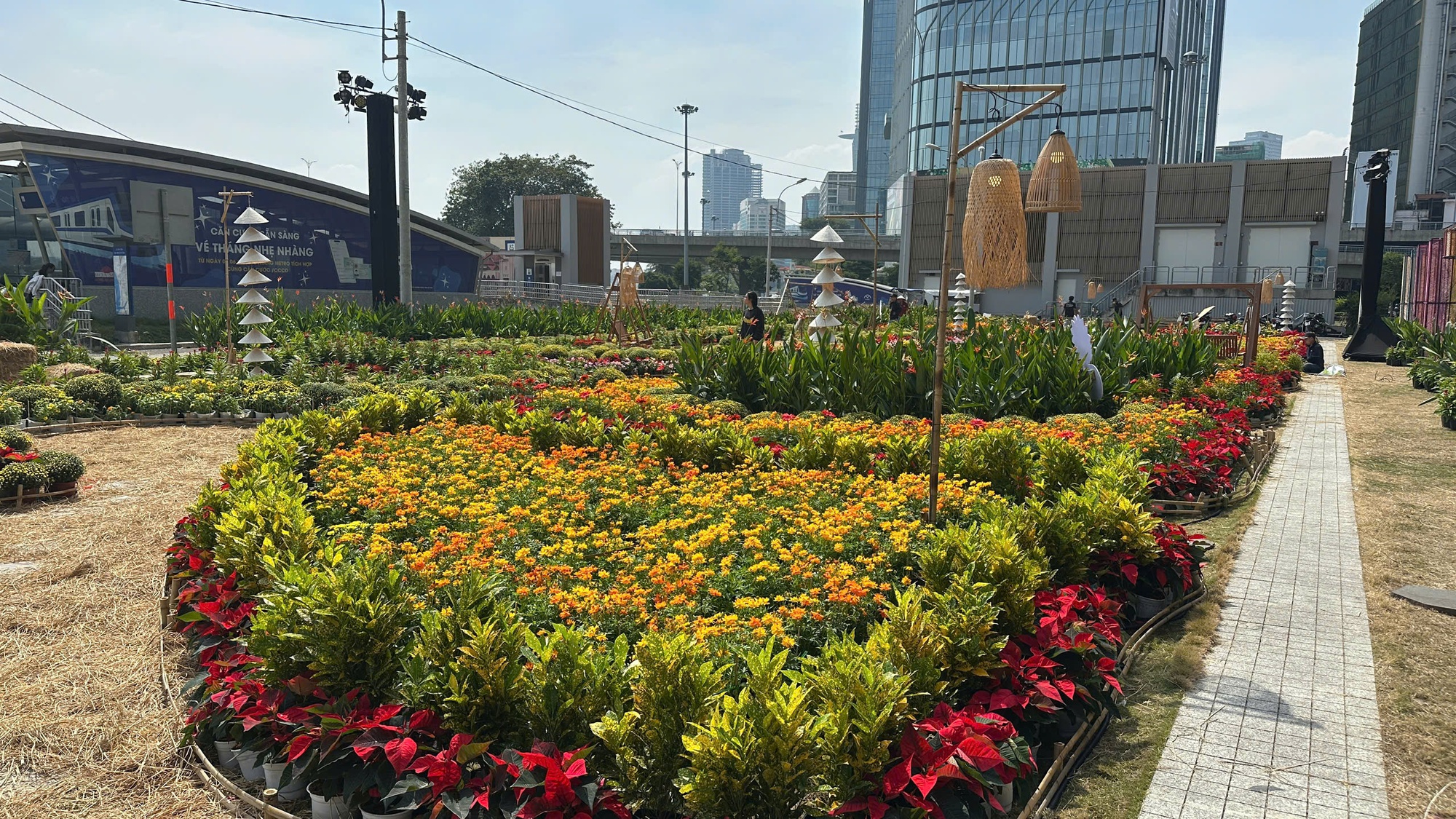 T&ograve;a nh&agrave; cao thứ 3 TP.HCM lập tức so&aacute;n ng&ocirc;i đ&ocirc;ng kh&aacute;ch nhất dịp lễ nhờ tung vườn hoa Tết khổng lồ- Ảnh 18.