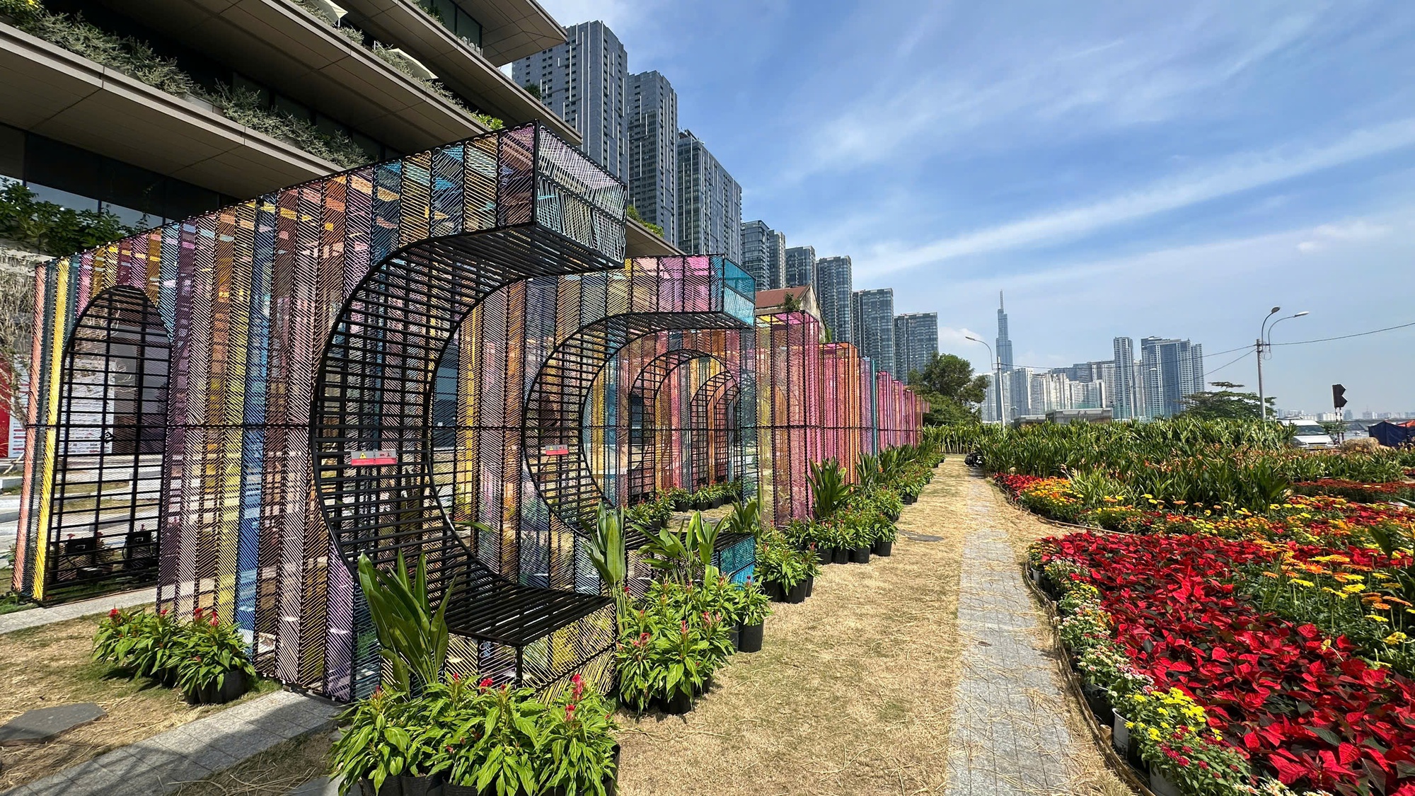 T&ograve;a nh&agrave; cao thứ 3 TP.HCM lập tức so&aacute;n ng&ocirc;i đ&ocirc;ng kh&aacute;ch nhất dịp lễ nhờ tung vườn hoa Tết khổng lồ- Ảnh 19.