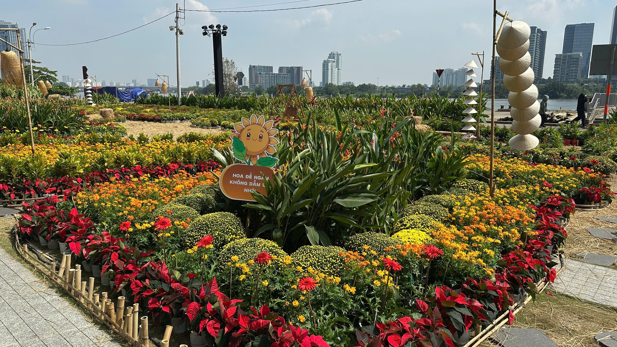 T&ograve;a nh&agrave; cao thứ 3 TP.HCM lập tức so&aacute;n ng&ocirc;i đ&ocirc;ng kh&aacute;ch nhất dịp lễ nhờ tung vườn hoa Tết khổng lồ- Ảnh 20.