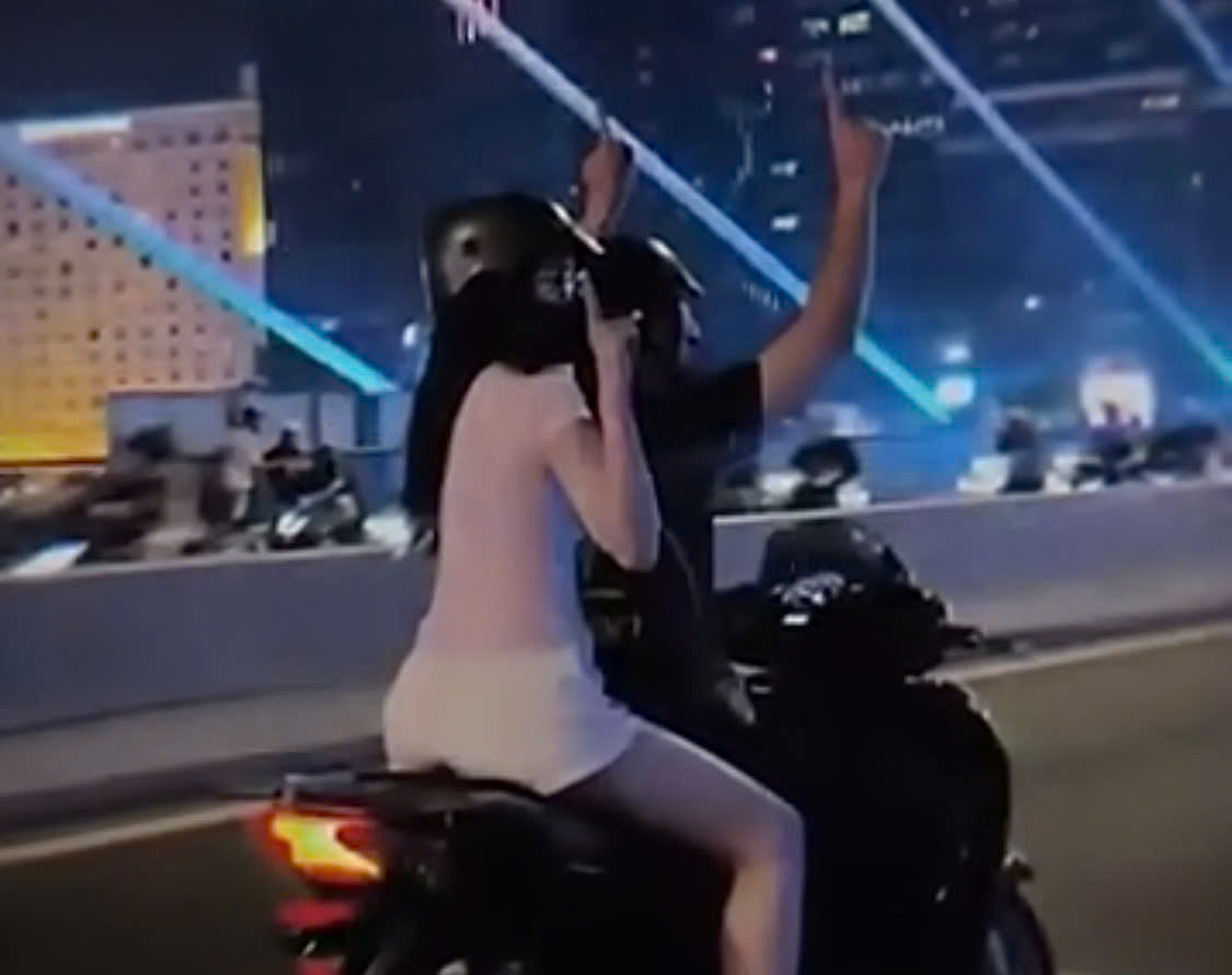 Đôi nam nữ chạy SH chỉ 2 tay lên trời trên cầu Ba Son- Ảnh 1. Đôi nam nữ chạy SH chỉ 2 tay lên trời trên cầu Ba Son- Ảnh 1.