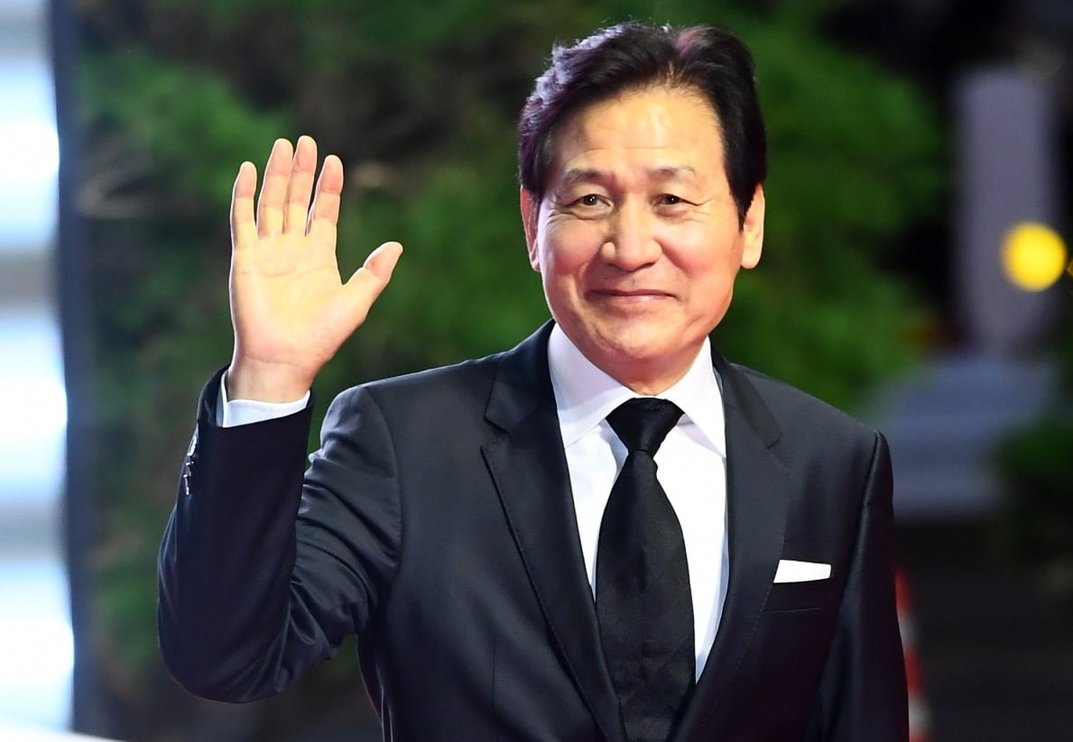 Tang lễ nam diễn vi&ecirc;n quốc d&acirc;n vừa qua đời: Lee Jung Jae - Jung Woo Sung khi&ecirc;ng linh cữu- Ảnh 3.