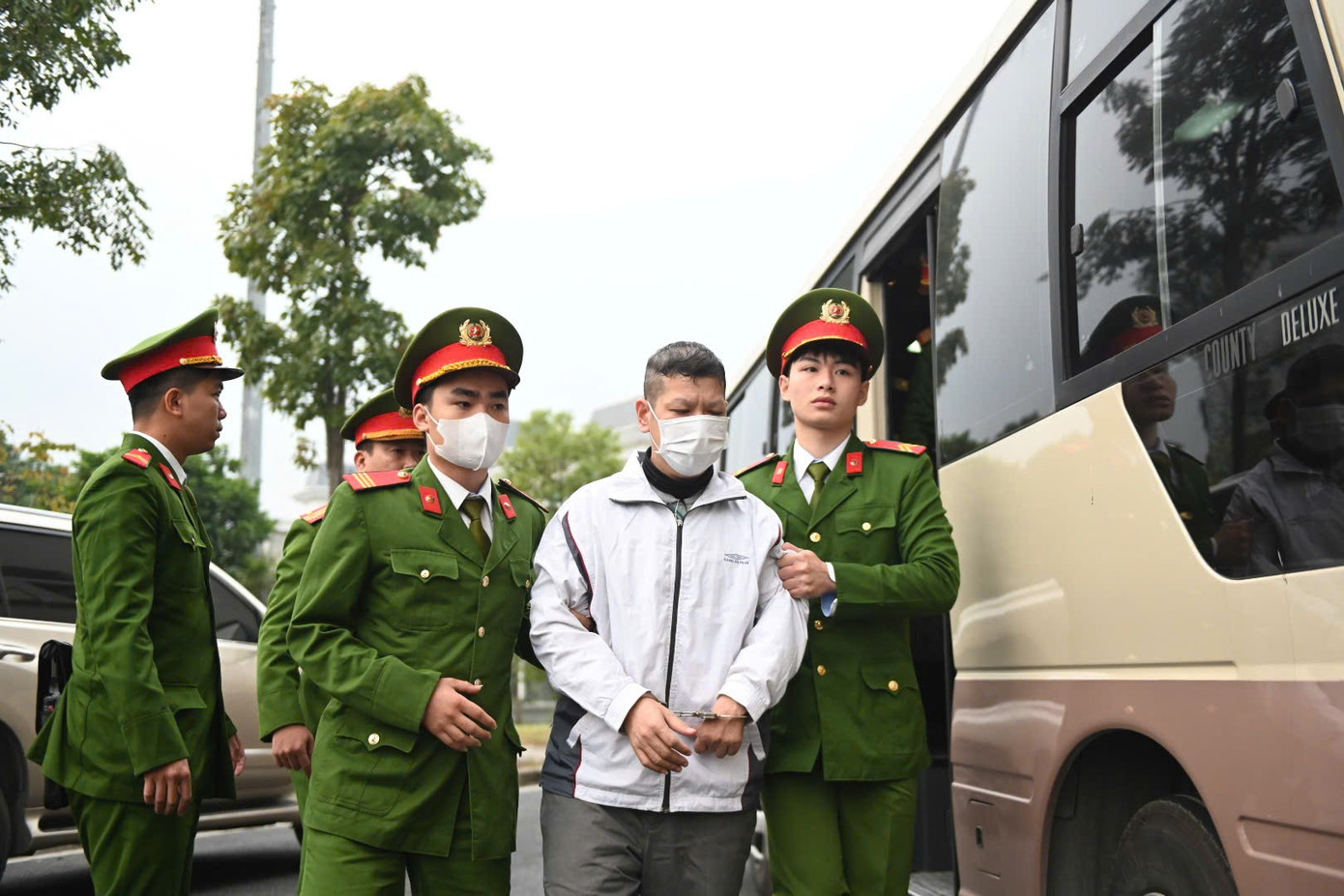 Cảnh s&aacute;t dẫn giải hai cựu Cục trưởng Cục An to&agrave;n thực phẩm đến t&ograve;a- Ảnh 4.