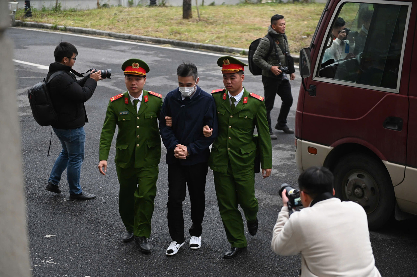 Cảnh s&aacute;t dẫn giải hai cựu Cục trưởng Cục An to&agrave;n thực phẩm đến t&ograve;a- Ảnh 9.