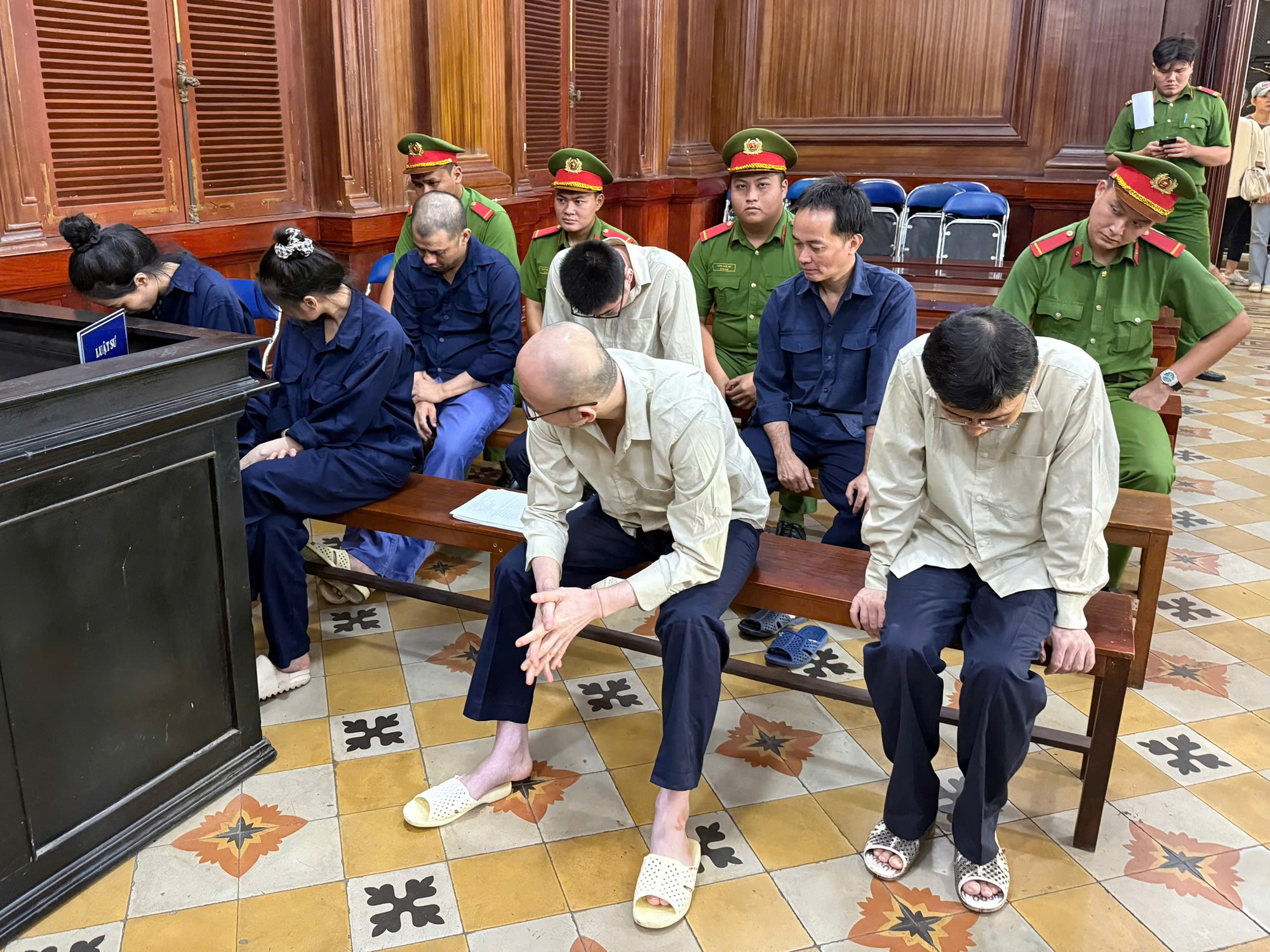 Vụ Nh&agrave; h&agrave;ng Gallery: B&iacute; ẩn mật m&atilde; "Green jacket 17" v&agrave; "Combo hải sản lớn"- Ảnh 1.