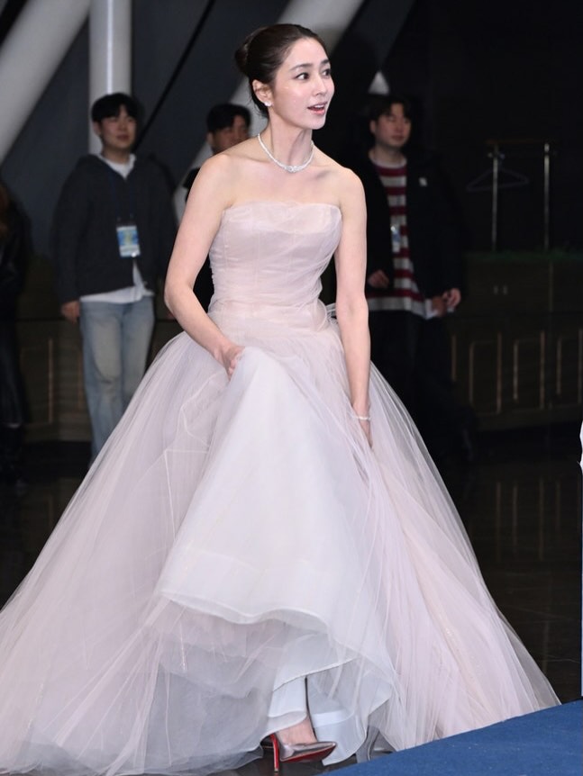 Sắc v&oacute;c kh&oacute; tin ở tuổi 43 của tiểu thư danh gi&aacute; ki&ecirc;m vợ của ng&ocirc;i sao hạng S- Ảnh 2.