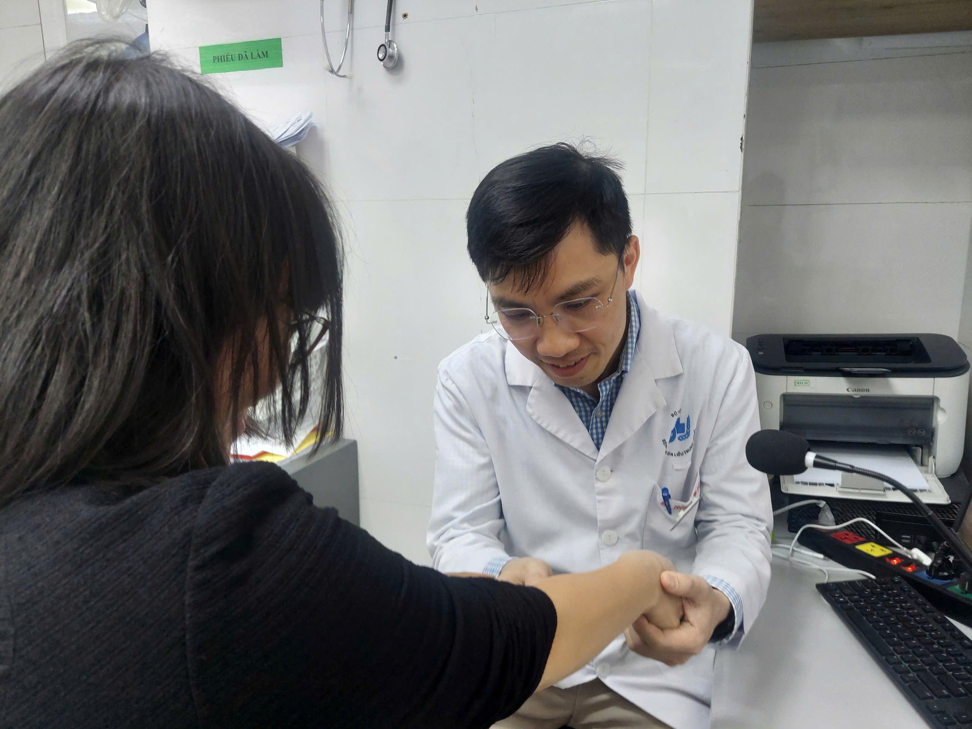 Chỉ v&igrave; 1 sai lầm, tế b&agrave;o &aacute;c t&iacute;nh &ldquo;ăn&rdquo; mất 1 b&ecirc;n mắt: B&aacute;c sĩ cảnh b&aacute;o dấu hiệu cần nghĩ tới ung thư- Ảnh 1.