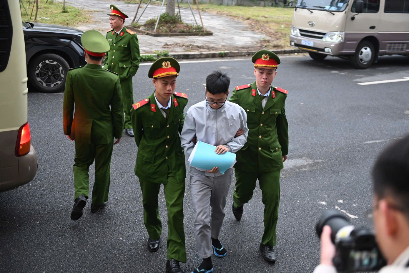 Cảnh s&aacute;t dẫn giải hai cựu Cục trưởng Cục An to&agrave;n thực phẩm đến t&ograve;a- Ảnh 5.