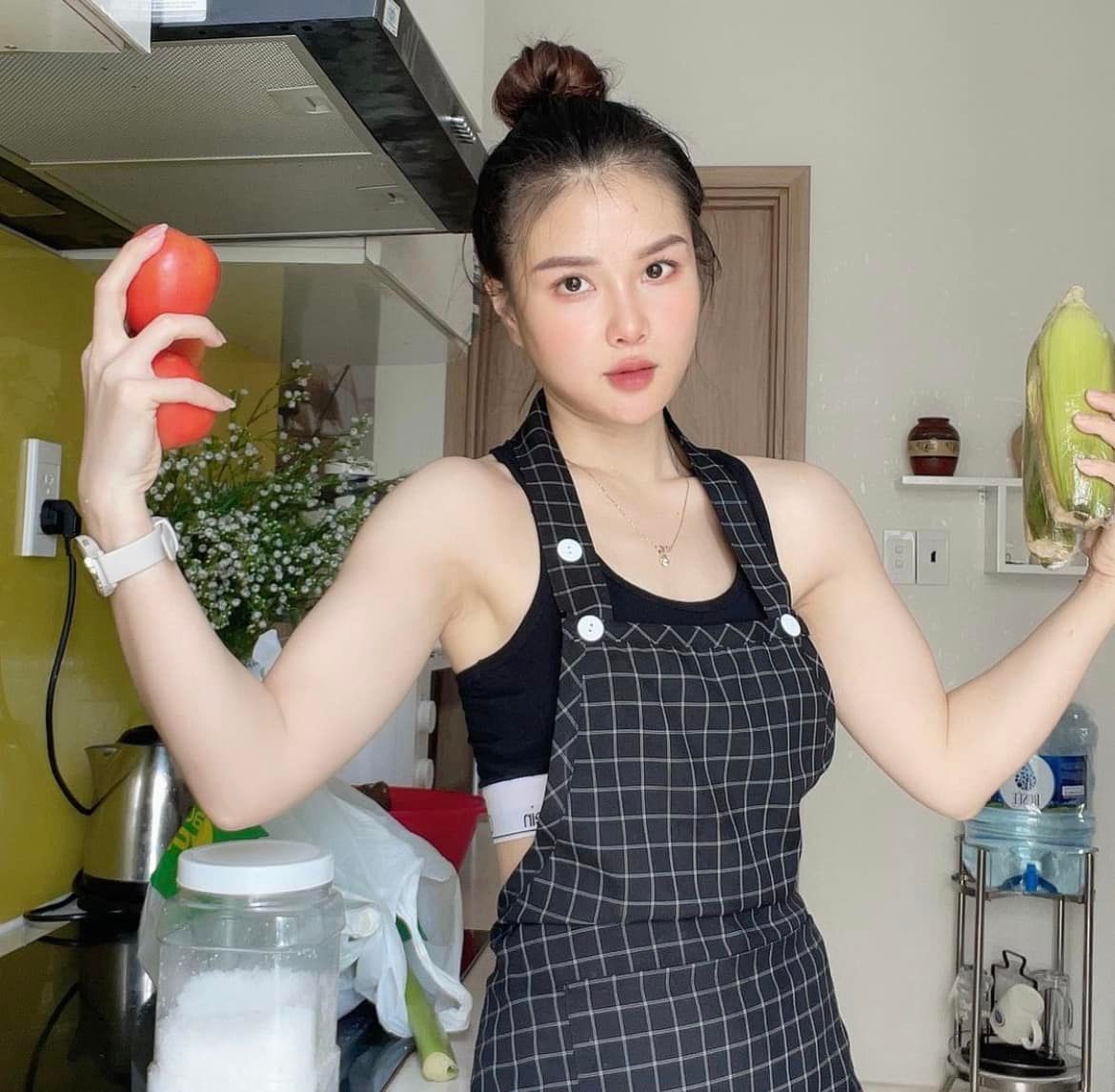 Xem vlog bánh đúc nóng, nghe chuyện đời của TikToker Thu Nhi - Eat Clean Hong, phải mua ngay chiếc máy xay này!- Ảnh 1. Xem vlog bánh đúc nóng, nghe chuyện đời của TikToker Thu Nhi - Eat Clean Hong, phải mua ngay chiếc máy xay này!- Ảnh 1.