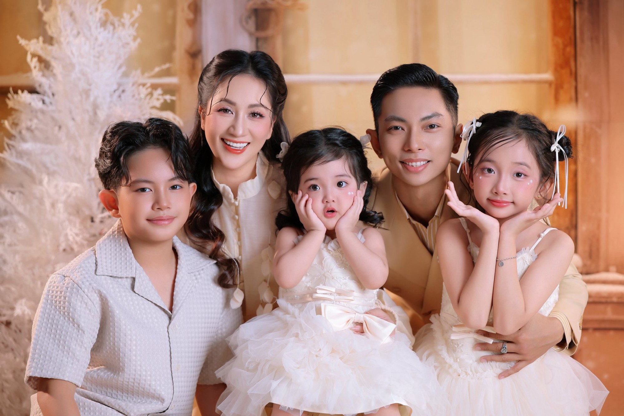 Th&aacute;i độ của Phan Hiển trước lời đ&aacute; x&eacute;o 