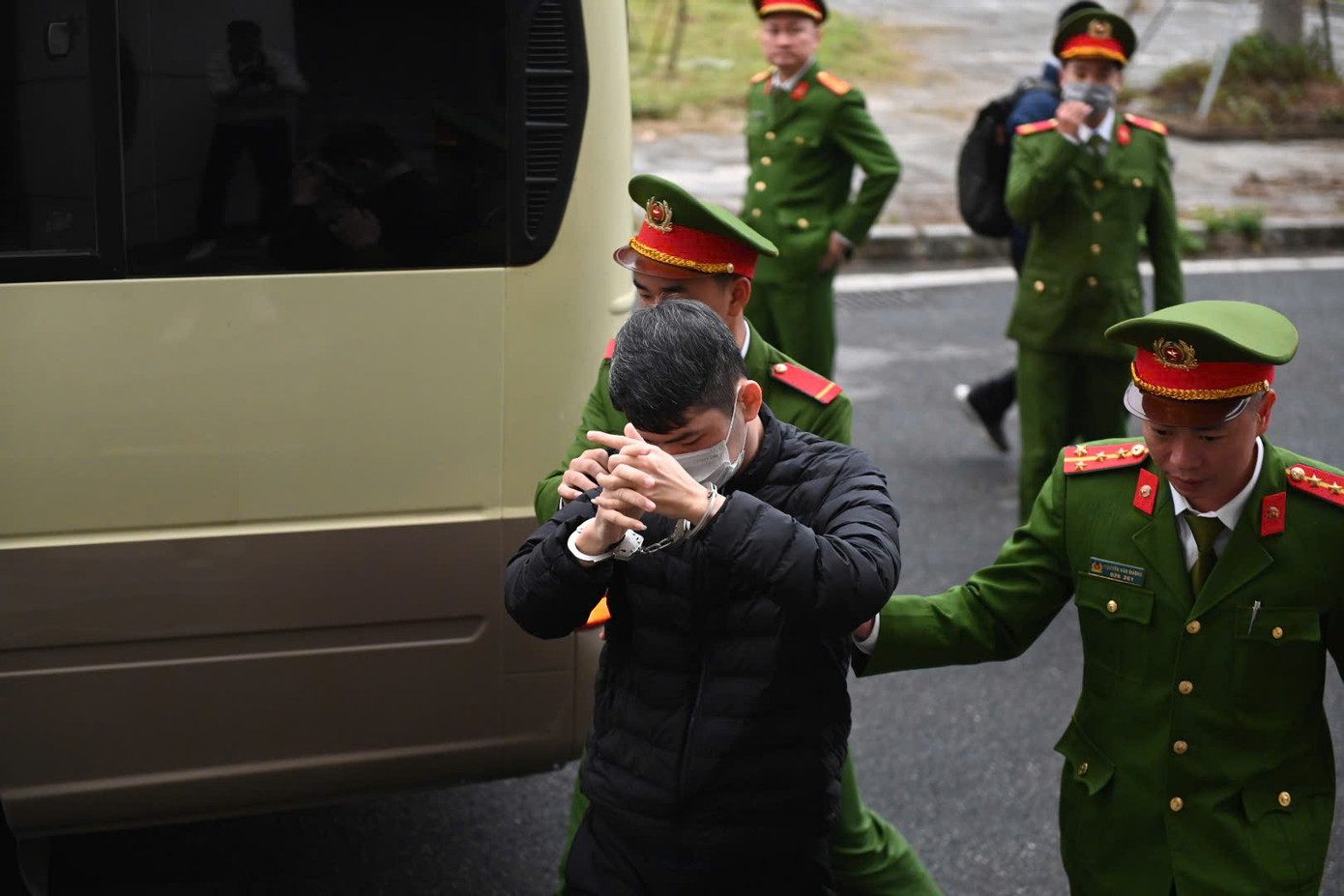 Cảnh s&aacute;t dẫn giải hai cựu Cục trưởng Cục An to&agrave;n thực phẩm đến t&ograve;a- Ảnh 3.