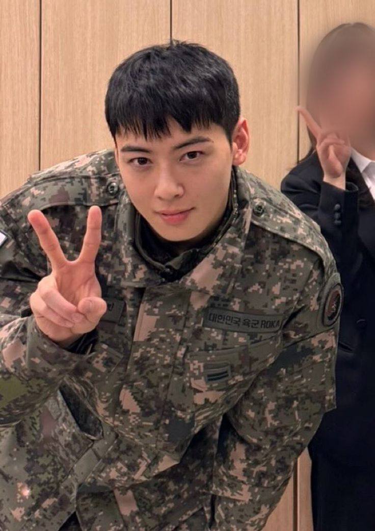 Showbiz c&oacute; mỹ nam IQ xuất ch&uacute;ng, thi&ecirc;n t&agrave;i gương mặt được Bộ Quốc ph&ograve;ng chọn l&agrave;m đại diện th&uacute;c đẩy kinh tế quốc gia- Ảnh 5.