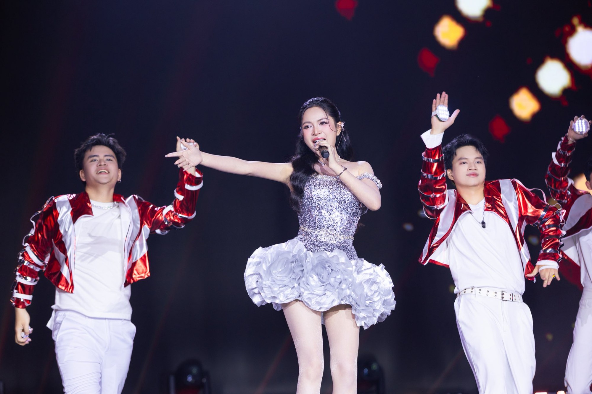 Điểm danh những ca sĩ đắt show của Vpop năm 2025- Ảnh 20.