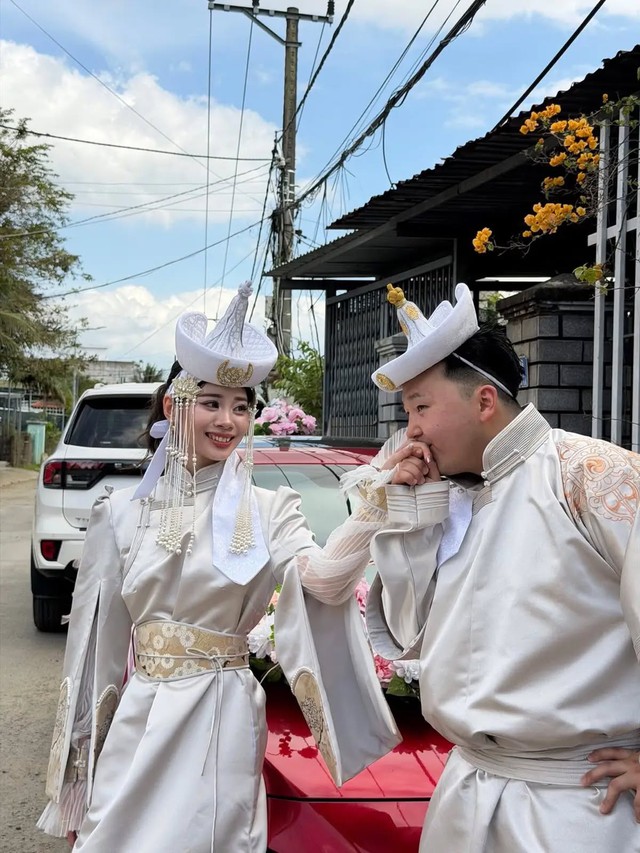 Ch&uacute; rể M&ocirc;ng Cổ hot MXH vừa qua lộ ảnh qu&aacute; khứ: Kh&ocirc;ng thể tin nổi l&agrave; c&ugrave;ng 1 người!- Ảnh 1.