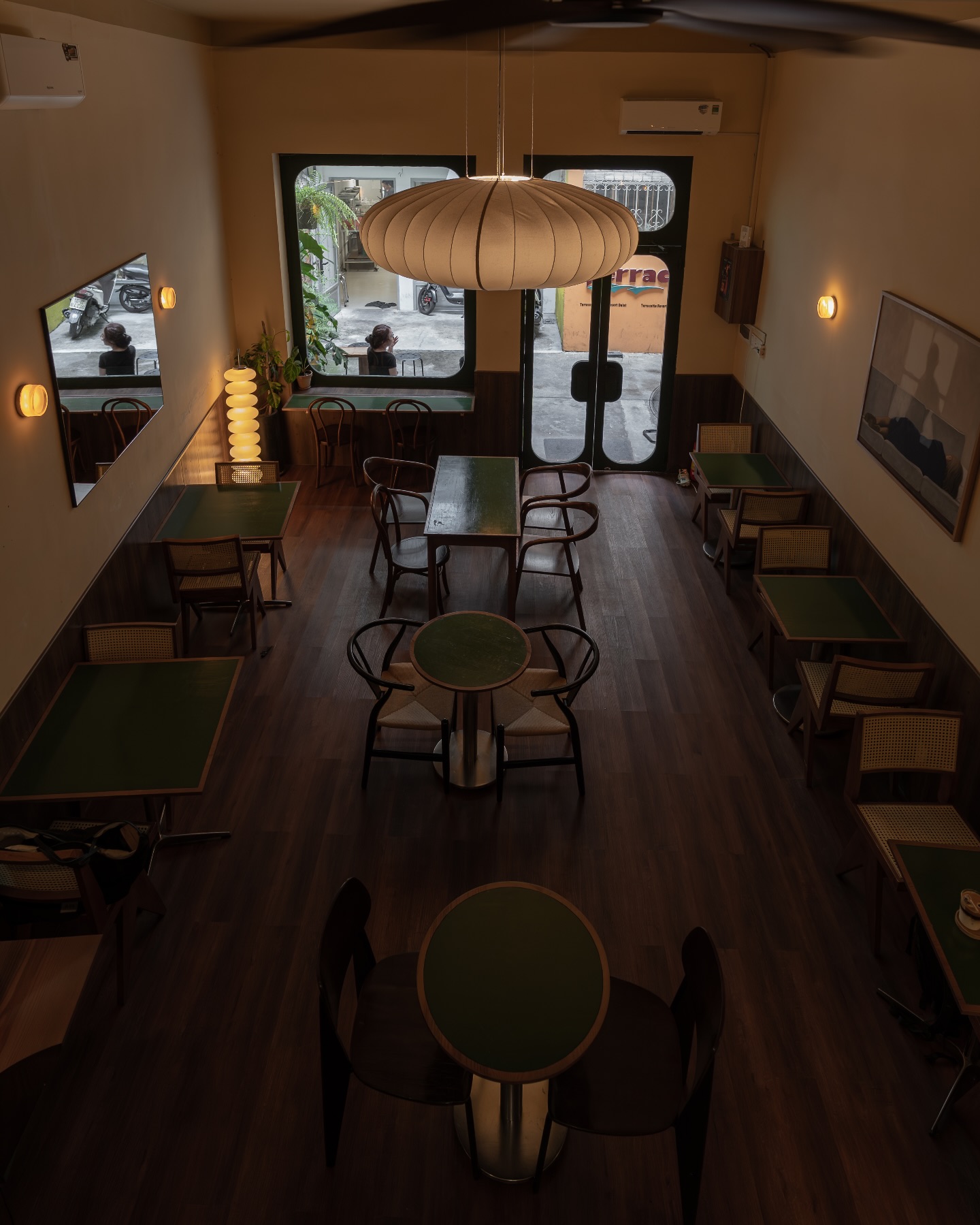 H&agrave;ng loạt qu&aacute;n c&agrave; ph&ecirc; buộc phải từ chối phục vụ v&igrave; tr&agrave;o lưu mang vali đi makeup, chụp flash h&agrave;ng giờ liền- Ảnh 8.