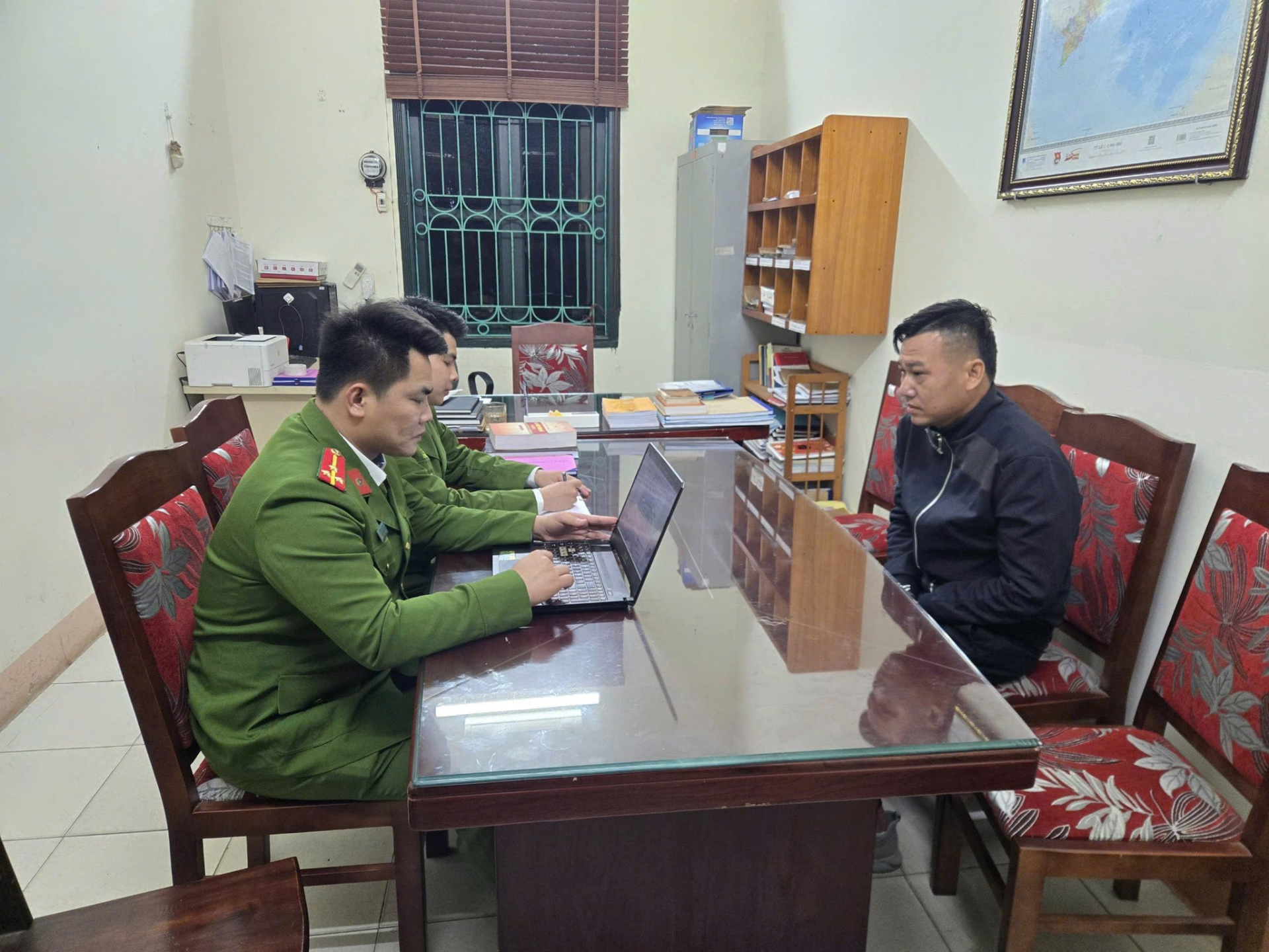 Bắt v&agrave; kh&aacute;m x&eacute;t nơi ở của Nguyễn C&ocirc;ng Huy sinh năm 1987- Ảnh 1.