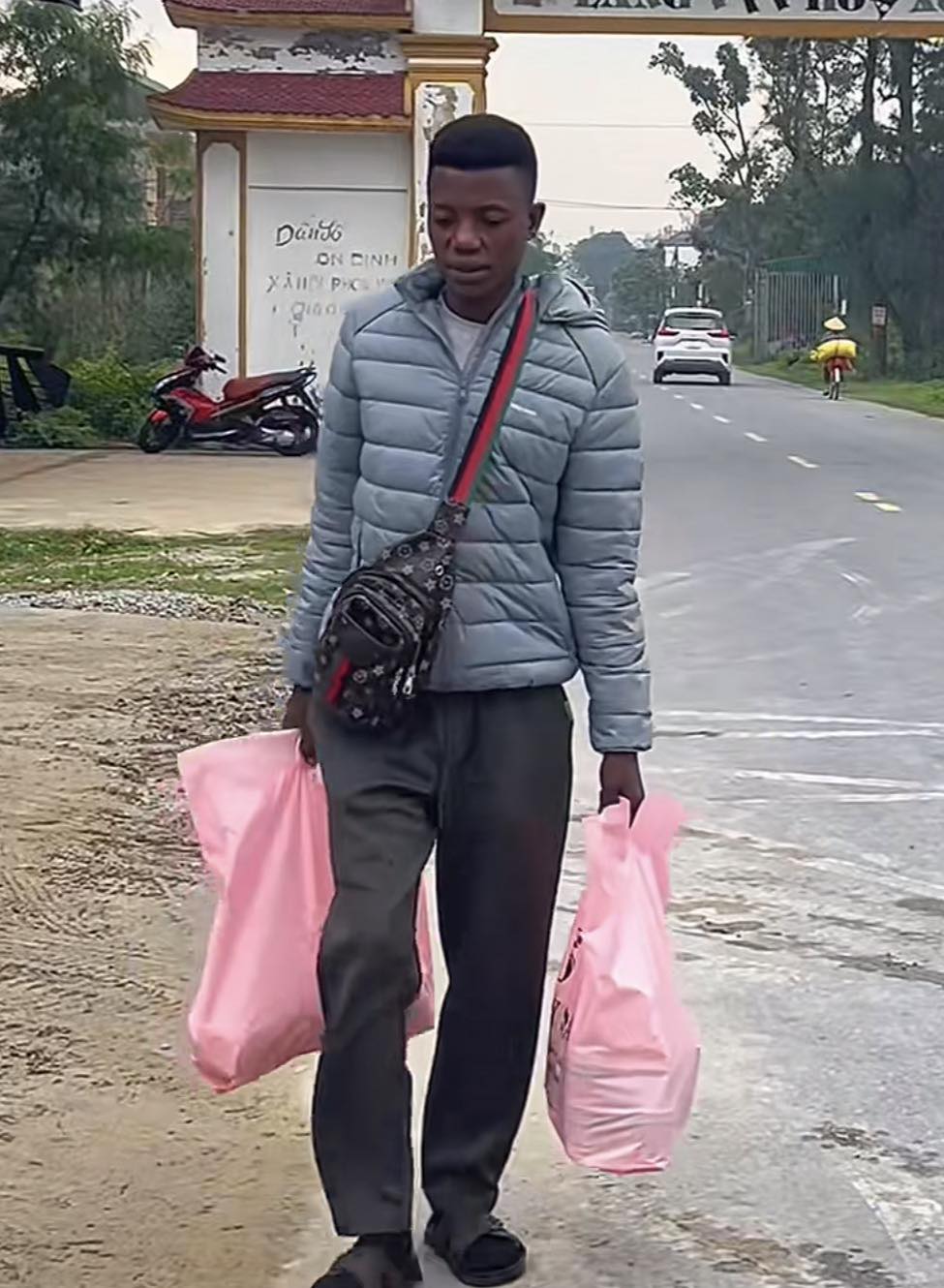 Lindo về qu&ecirc; Quang Linh Vlogs quay clip c&acirc;u view, cư d&acirc;n mạng bất b&igrave;nh- Ảnh 1.