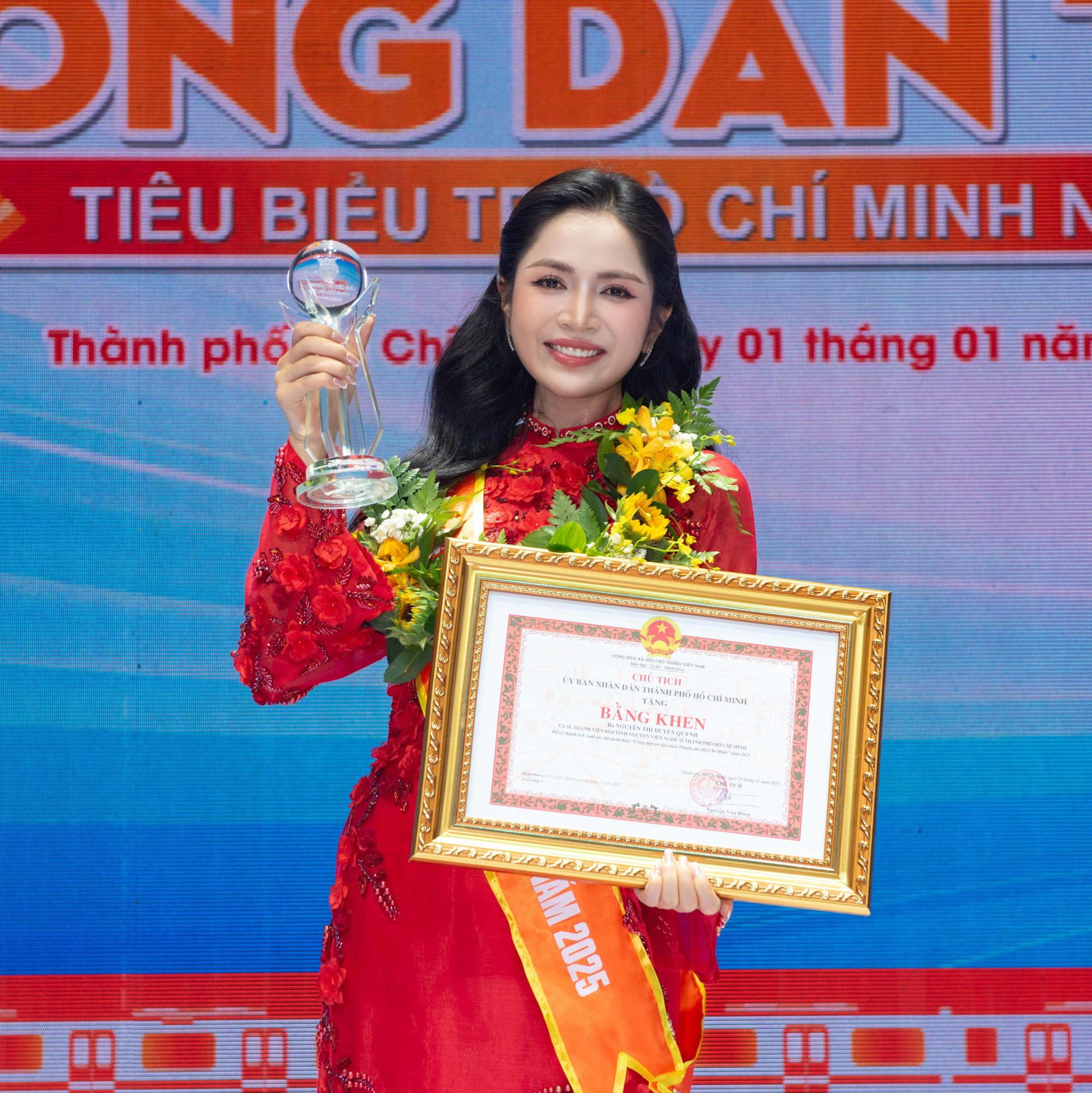 Hit 10 tỷ view đưa gi&aacute;o vi&ecirc;n thanh nhạc th&agrave;nh sao: Nhận bằng khen của Bộ Tư lệnh, l&agrave; c&ocirc;ng d&acirc;n ti&ecirc;u biểu 2025- Ảnh 1.