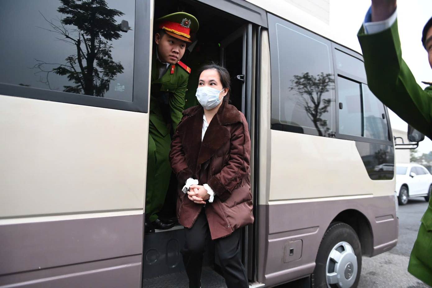 Cảnh s&aacute;t dẫn giải hai cựu Cục trưởng Cục An to&agrave;n thực phẩm đến t&ograve;a- Ảnh 6.