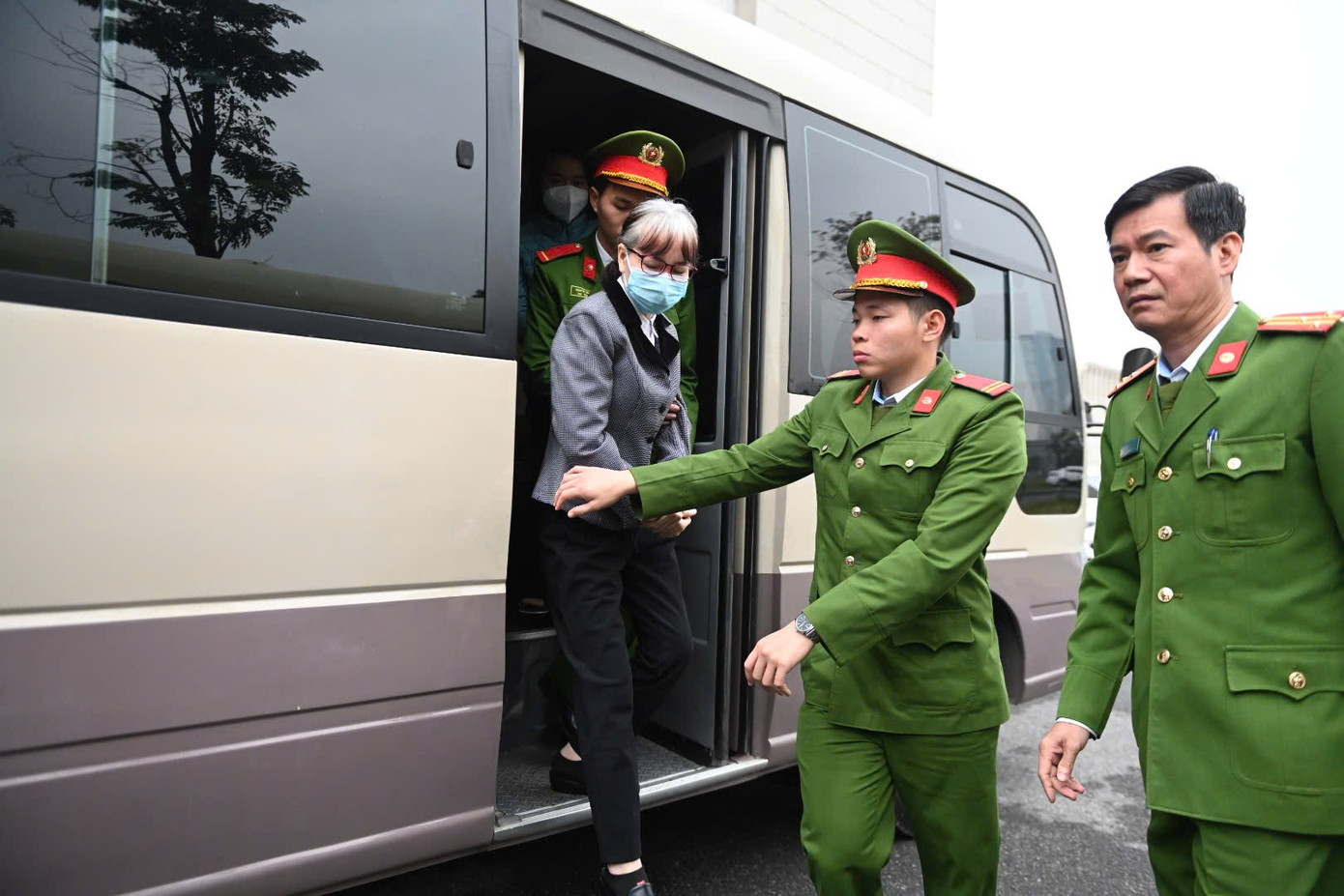 Cảnh s&aacute;t dẫn giải hai cựu Cục trưởng Cục An to&agrave;n thực phẩm đến t&ograve;a- Ảnh 8.