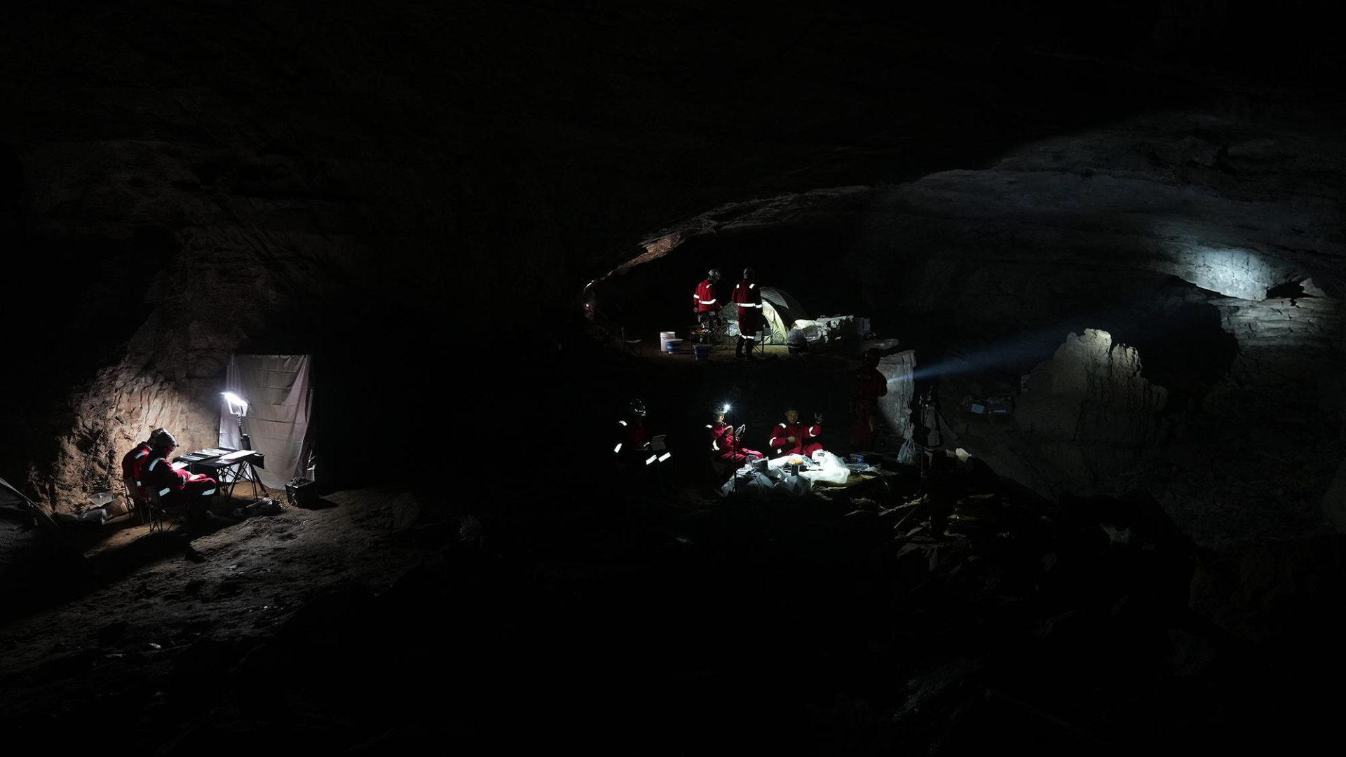 Trung Quốc đưa 28 phi h&agrave;nh gia tới nơi "th&acirc;m sơn c&ugrave;ng cốc": Ai kh&ocirc;ng hiểu n&oacute;i dở hơi nhưng sự thật kh&aacute;c xa- Ảnh 1.