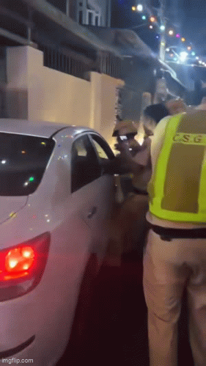 Clip CSGT TP.HCM đập cửa k&iacute;nh xe c&ocirc;ng nghệ, khống chế t&ecirc;n cướp: Lời đề nghị gấp của t&agrave;i xế- Ảnh 1.