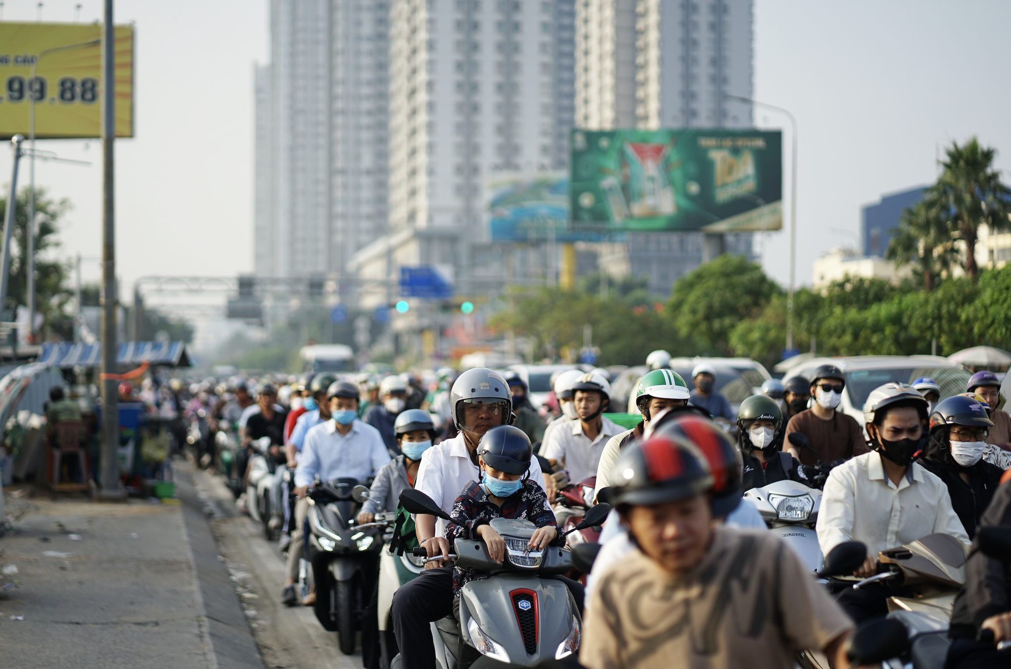 Người dân vượt rét mướt đi làm sau kỳ nghỉ lễ, hàng loạt tuyến đường ùn tắc- Ảnh 15. Người dân vượt rét mướt đi làm sau kỳ nghỉ lễ, hàng loạt tuyến đường ùn tắc- Ảnh 15.