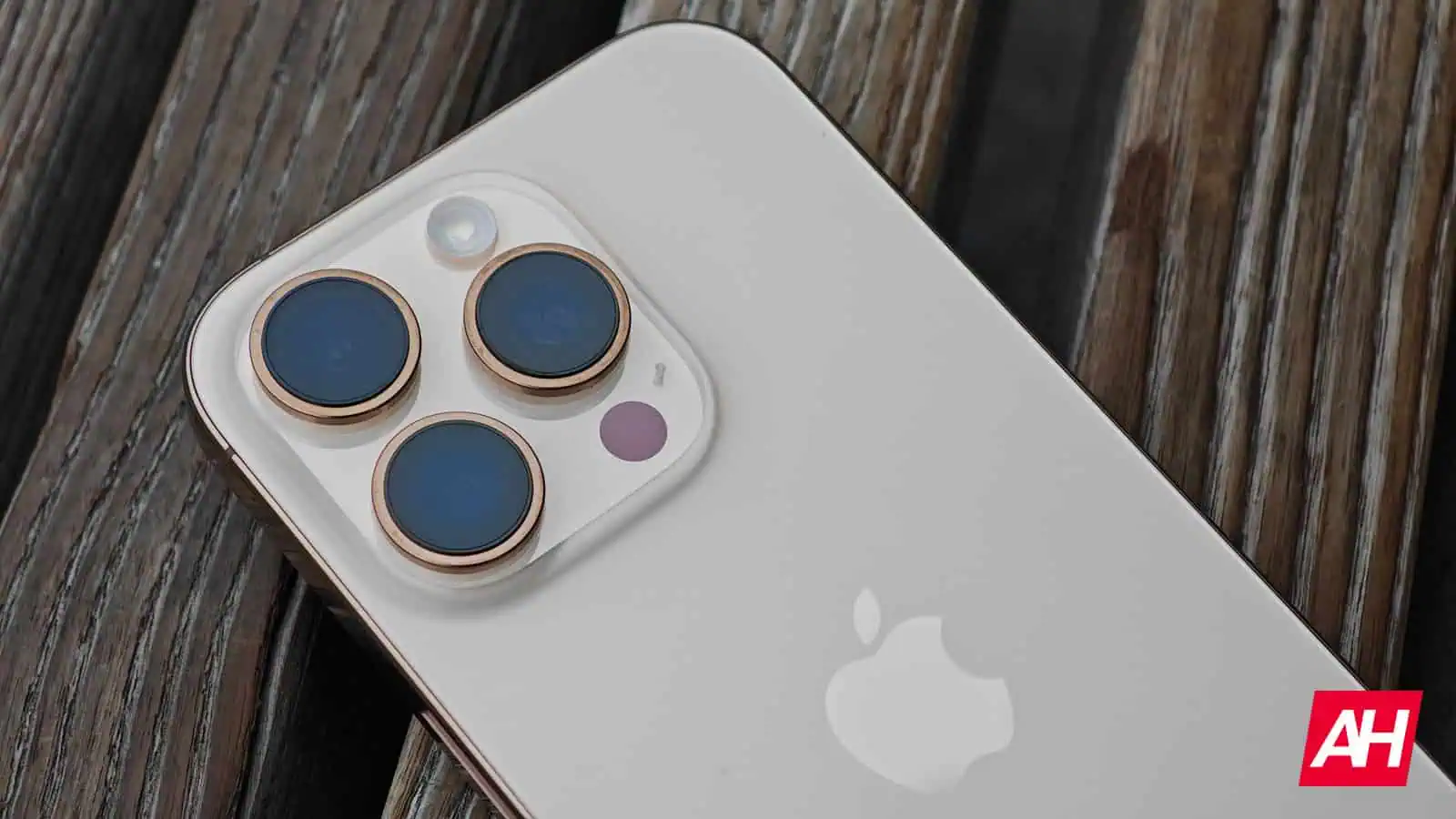 Người d&ugrave;ng iPhone b&aacute;o c&aacute;o hiện tượng phồng pin khi bay- Ảnh 1.