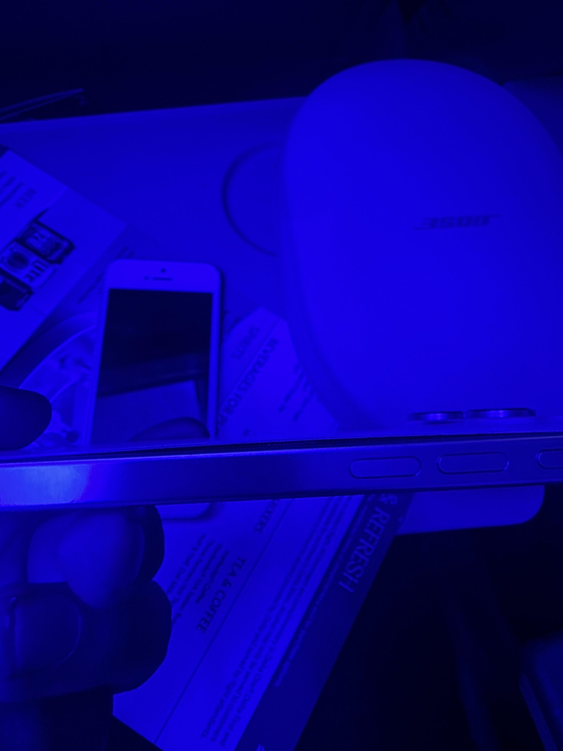 Người d&ugrave;ng iPhone b&aacute;o c&aacute;o hiện tượng phồng pin khi bay- Ảnh 2.