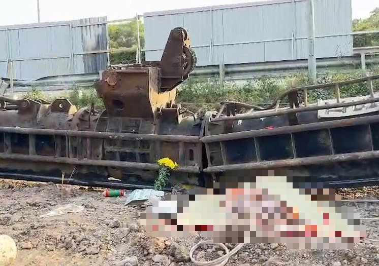 Trụ sắt lớn đ&egrave; chết người tại dự &aacute;n mở rộng cao tốc TPHCM - Long Th&agrave;nh- Ảnh 1.