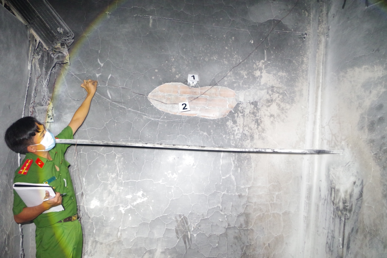 Ch&aacute;y nh&agrave; trong l&uacute;c bố mẹ đi vắng, 2 b&eacute; g&aacute;i sinh năm 2017 v&agrave; 2018 ngạt kh&oacute;i tử vong thương t&acirc;m- Ảnh 2.