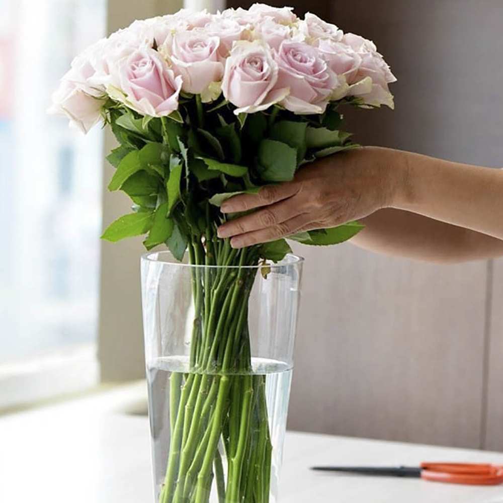 Cắm hoa tươi m&atilde;i kh&ocirc;ng t&agrave;n, h&oacute;a ra chỉ cần pha nước đ&uacute;ng c&aacute;ch: Mỗi loại hoa lại kh&aacute;c nhau- Ảnh 1.