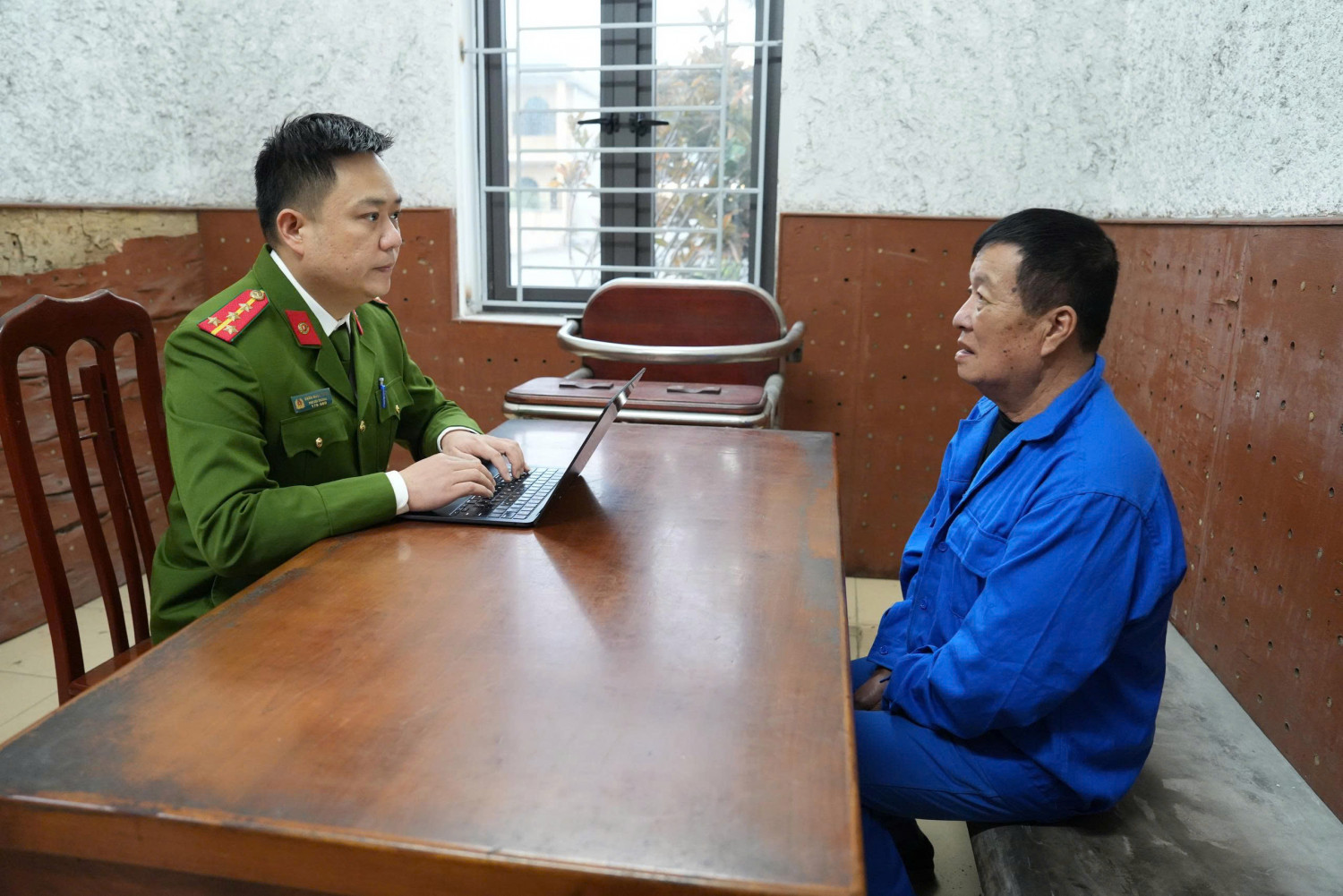 Bắt cụ &ocirc;ng 71 tuổi Nguyễn Đ&igrave;nh Minh v&agrave; 29 người kh&aacute;c tr&ecirc;n t&agrave;u c&aacute;- Ảnh 2.