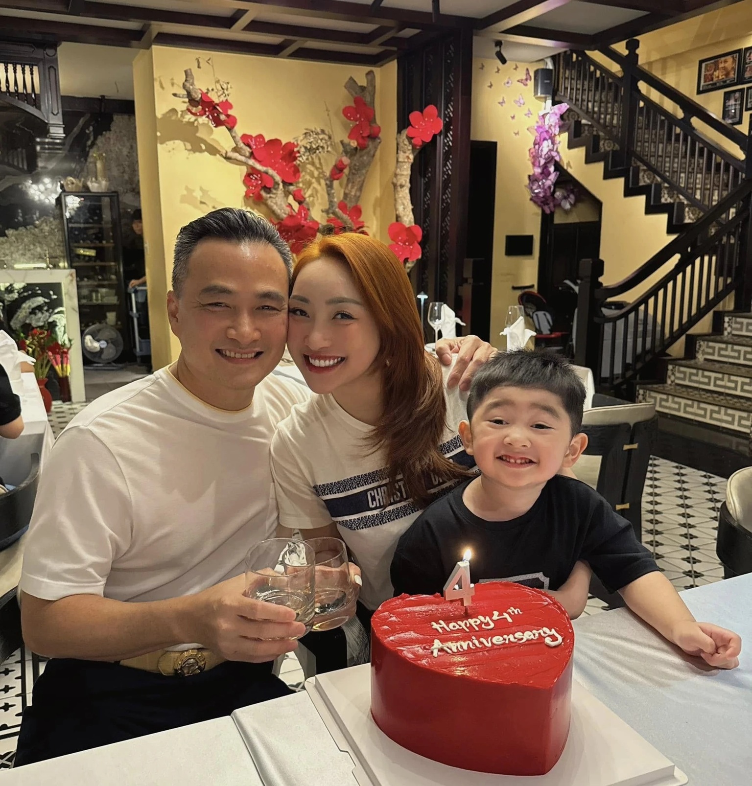 Diễn viên sở hữu tài sản nghìn tỉ, biệt thự từ Việt Nam đến London: Hôn nhân viên mãn bên vợ kém 16 tuổi- Ảnh 8. Diễn viên sở hữu tài sản nghìn tỉ, biệt thự từ Việt Nam đến London: Hôn nhân viên mãn bên vợ kém 16 tuổi- Ảnh 8.