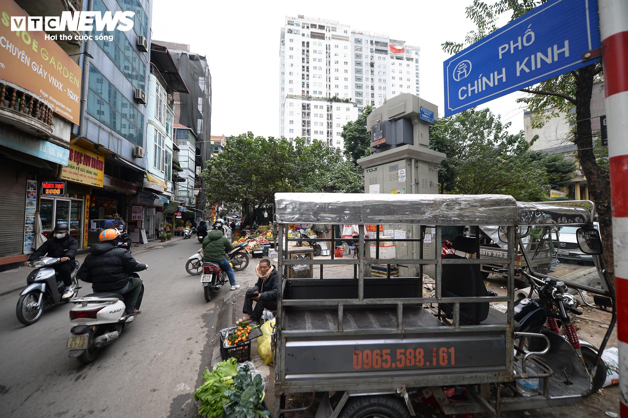 Chợ c&oacute;c ngang nhi&ecirc;n chiếm vỉa h&egrave;, bủa v&acirc;y nhiều tuyến phố H&agrave; Nội- Ảnh 18.